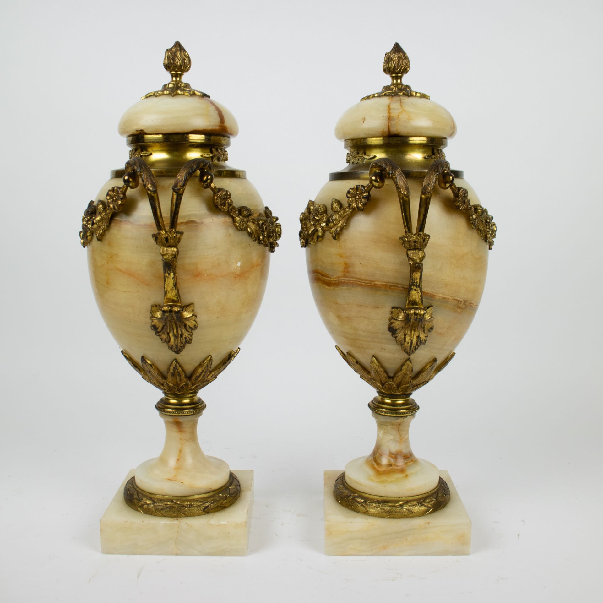 A pair of casolettes in marble with gilt bronze mounts - Image 4 of 5