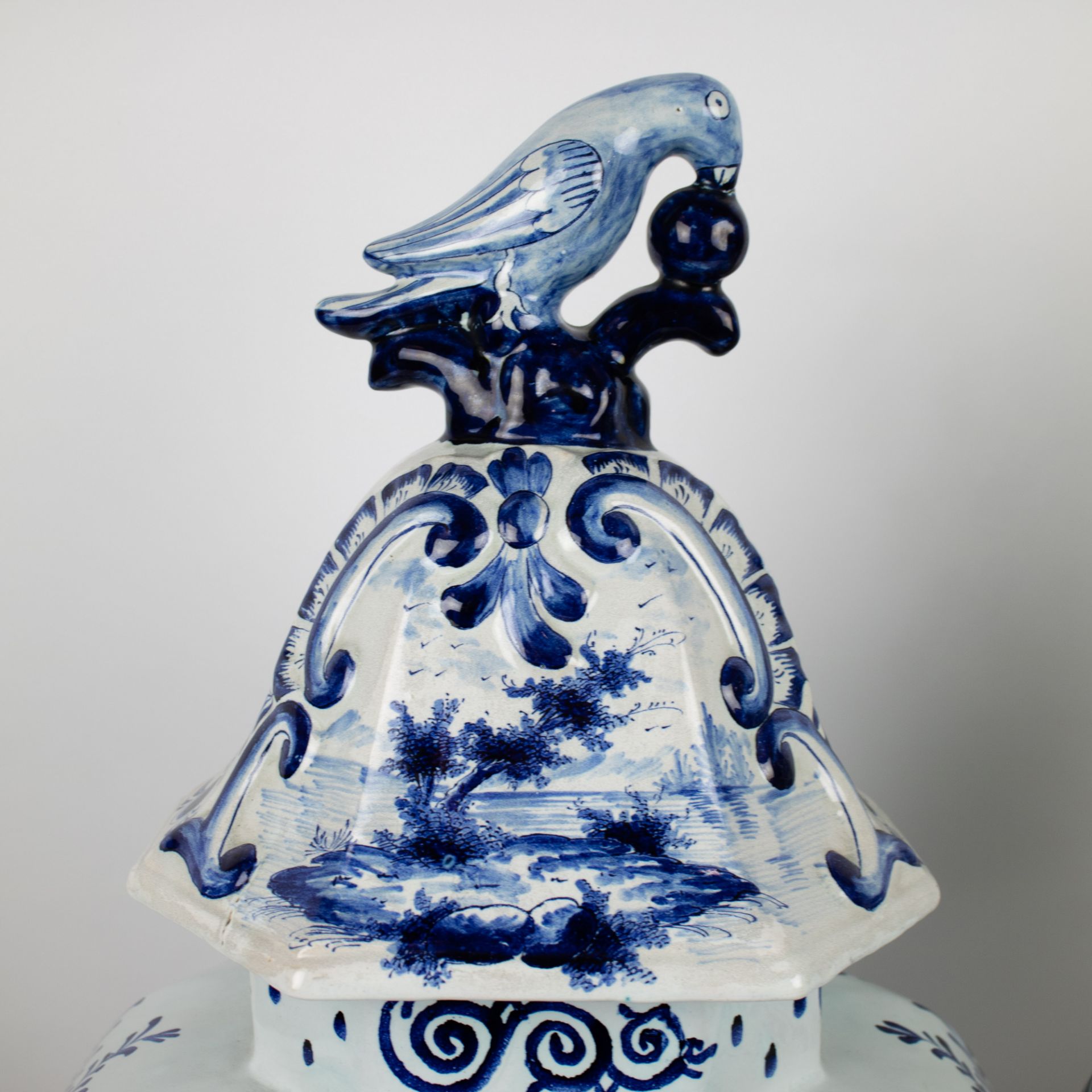 Pair of Delft vases signed W (attributed to Willem Cleffius) - Image 5 of 7