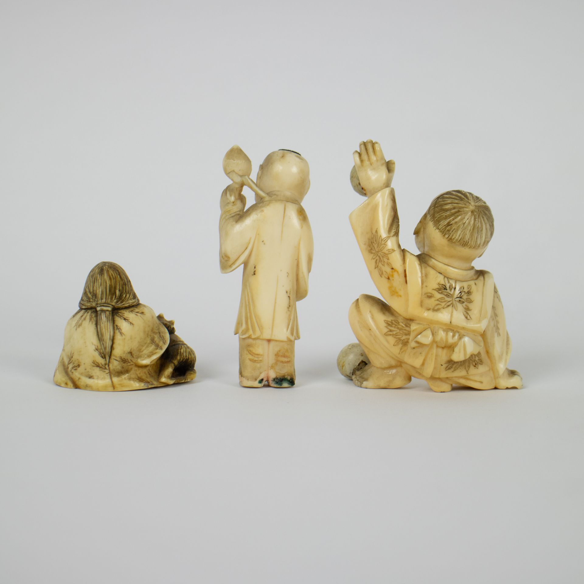 A netsuke and 2 okimono's in ivory ca 1900 - Image 3 of 5