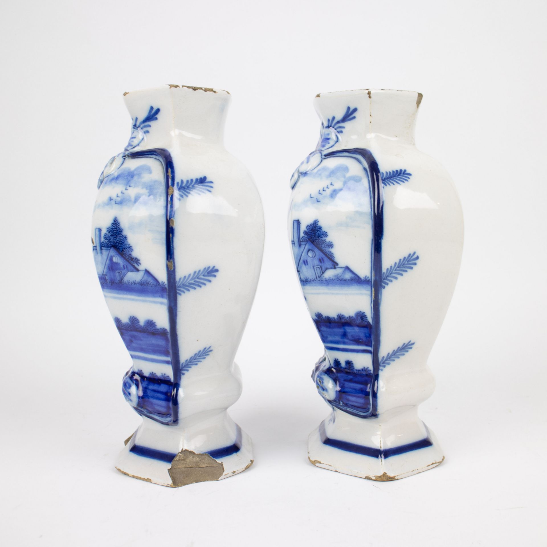 A pair of Dutch Delft vases - Image 2 of 7