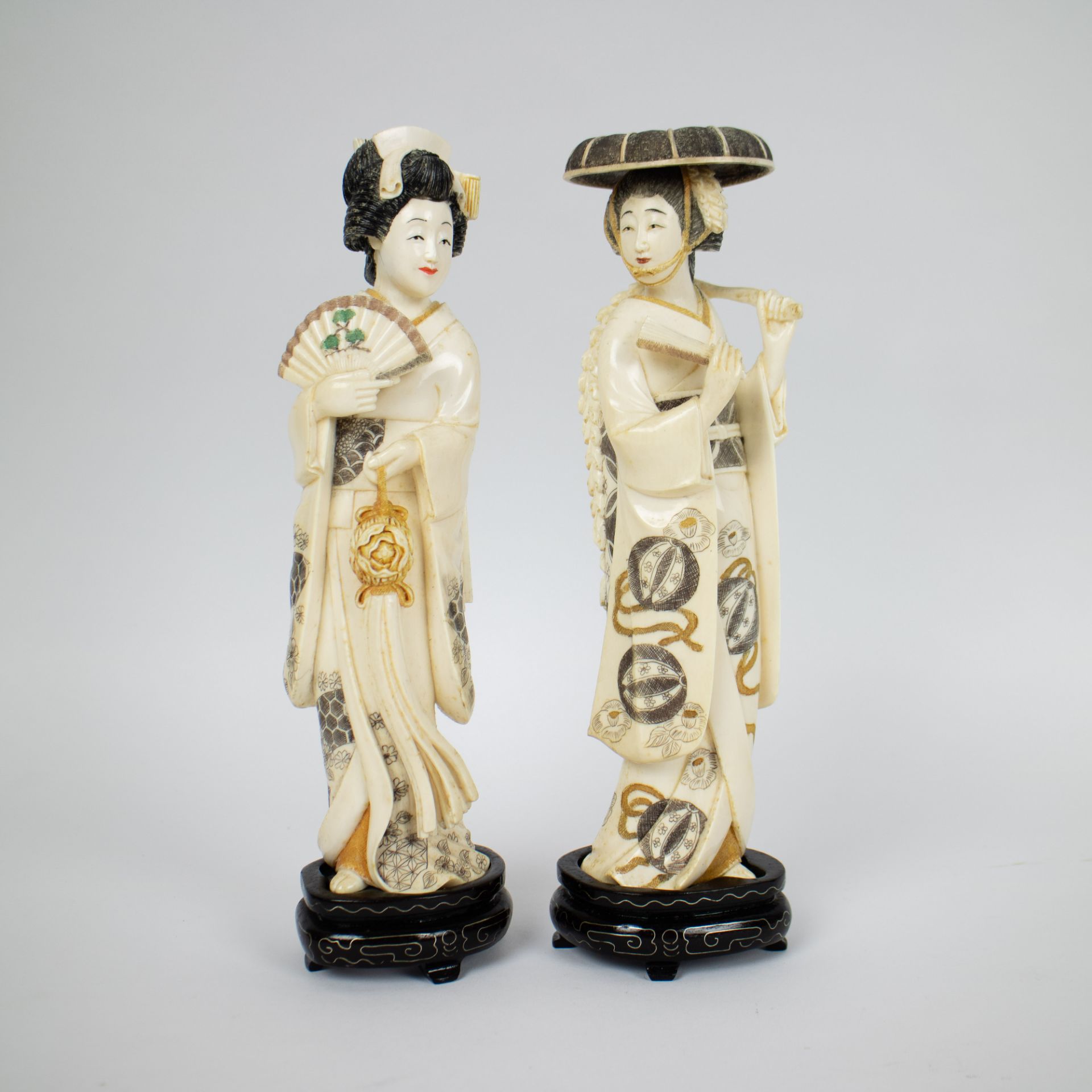 2 Geishas in ivory, Okimono Japan period Meiji 1868-1912