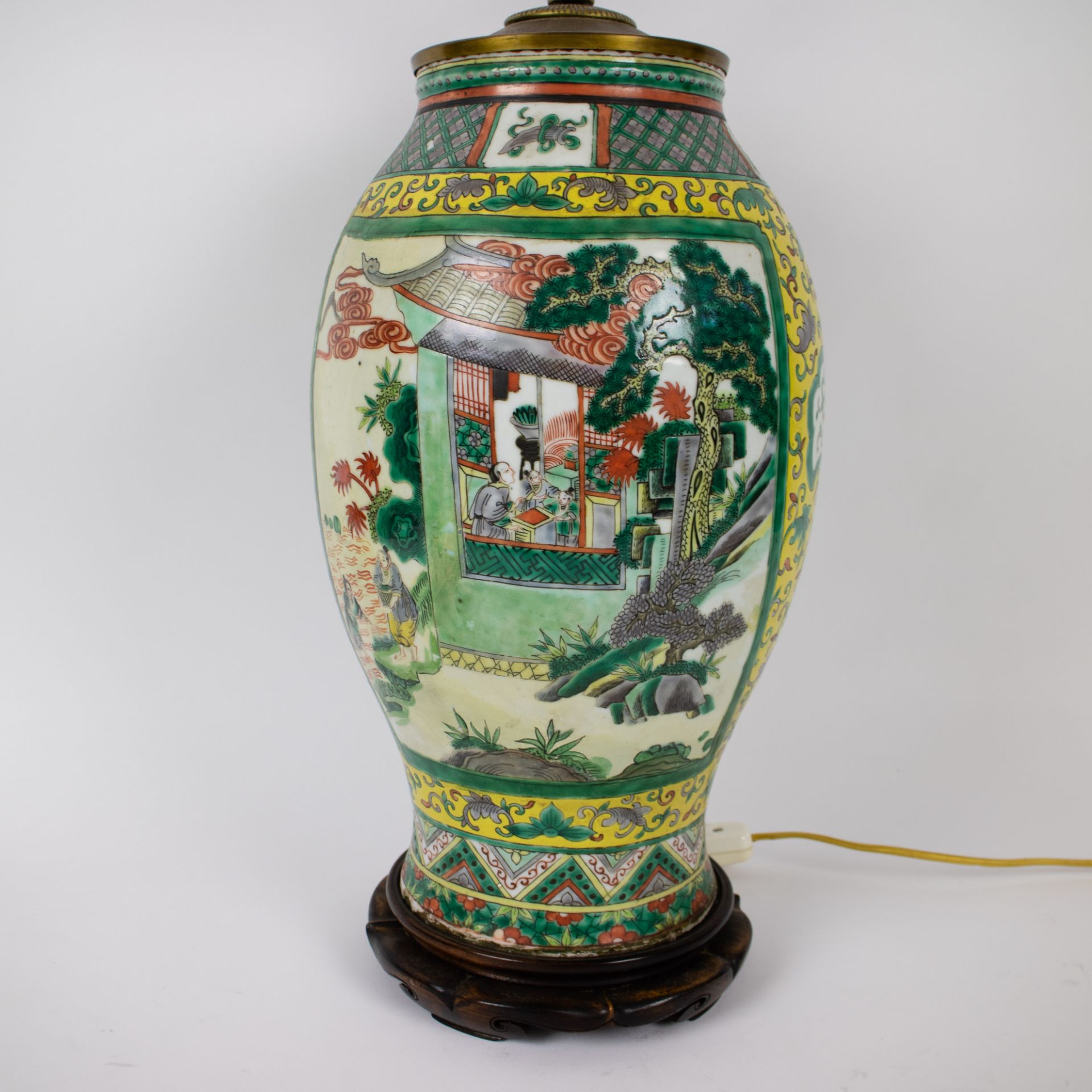 A Chinese storage jar and a famille verte vase - Image 6 of 9