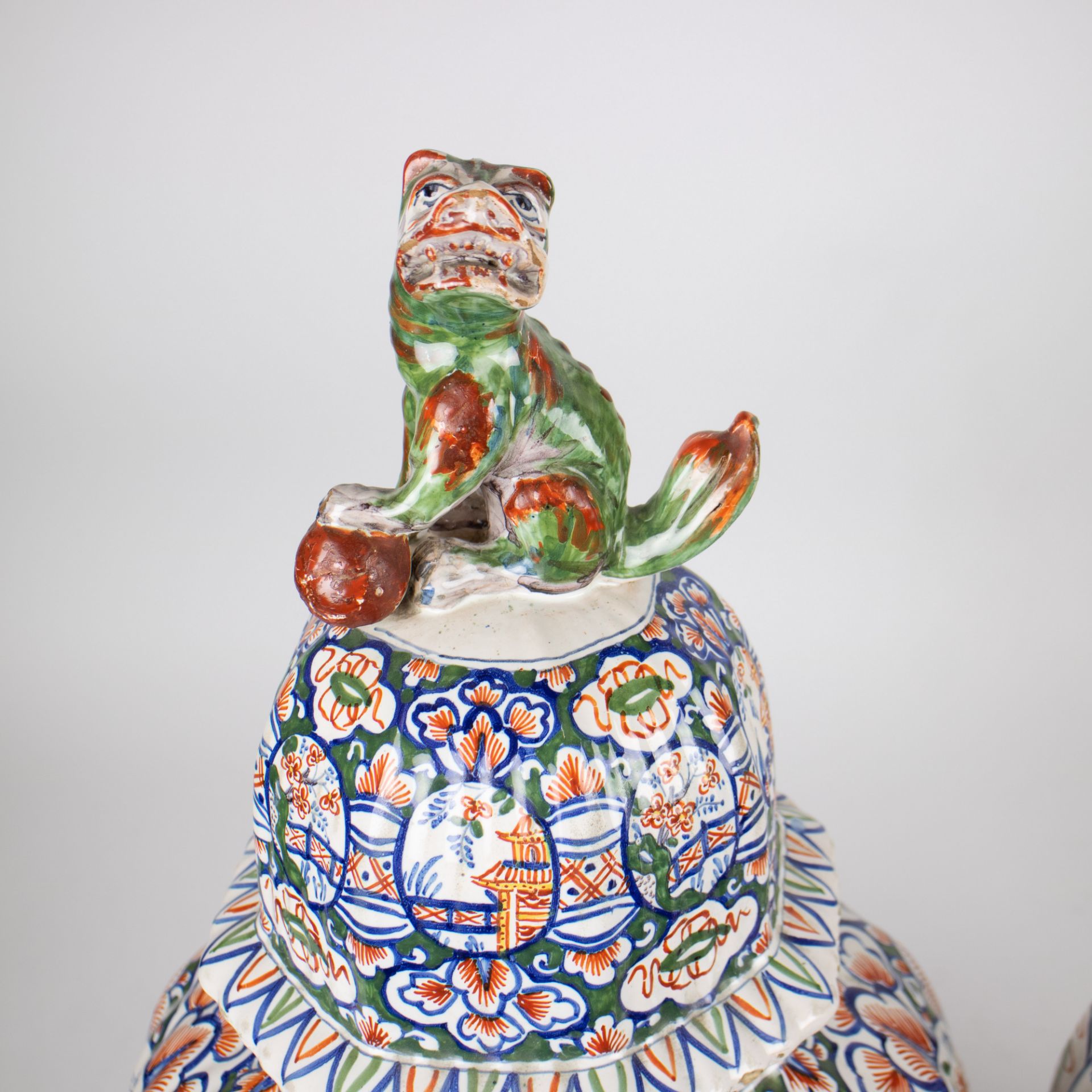 Faience lidded vase with chinoiserie, DELFT., Around 1800. Brush mark "LPK" (De Porceleyne Lampetkan - Image 3 of 7