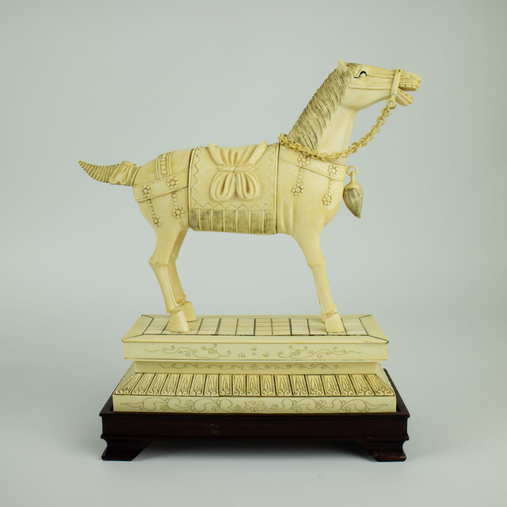 2 Chinese horses very finely carved in ivory - Image 4 of 13