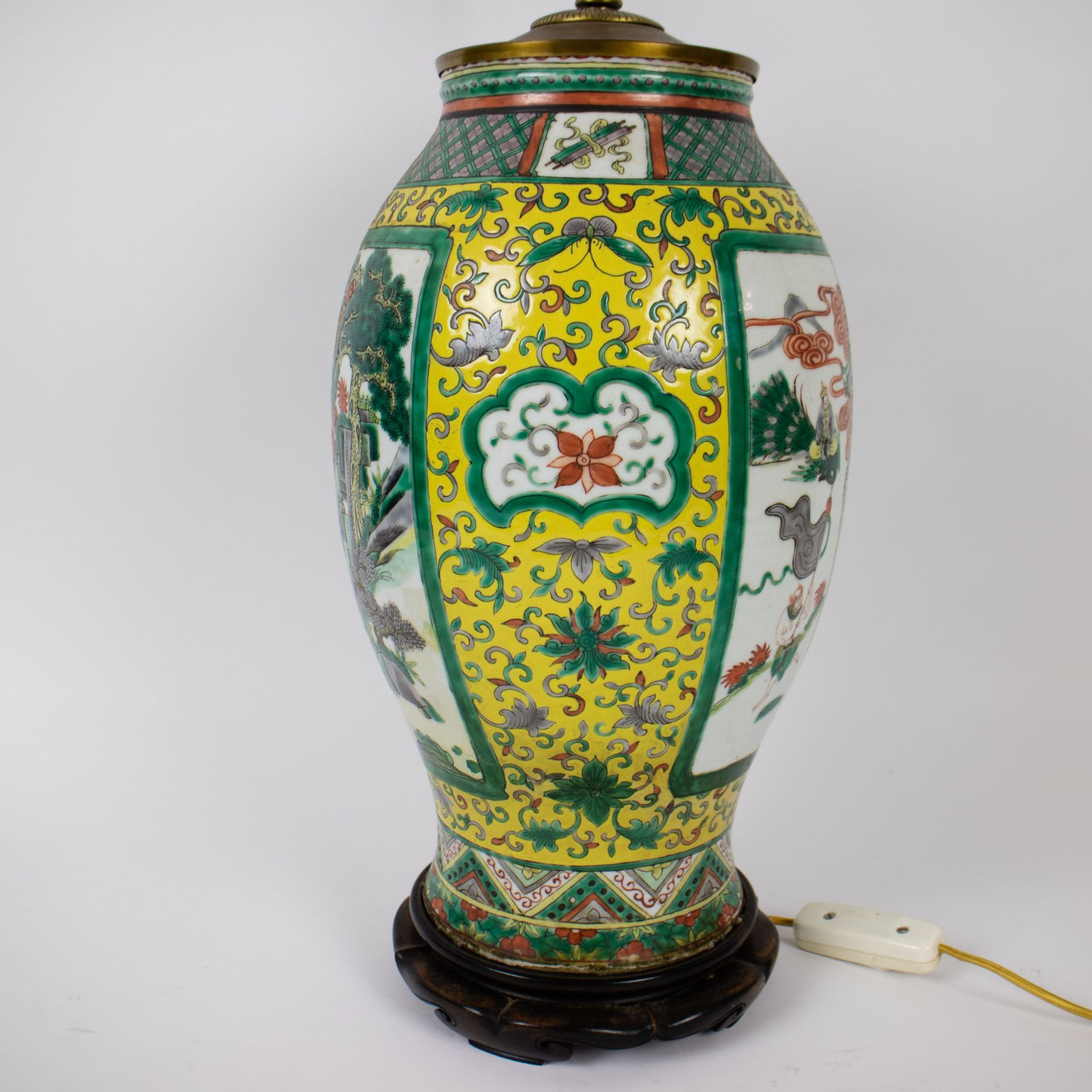 A Chinese storage jar and a famille verte vase - Image 7 of 9