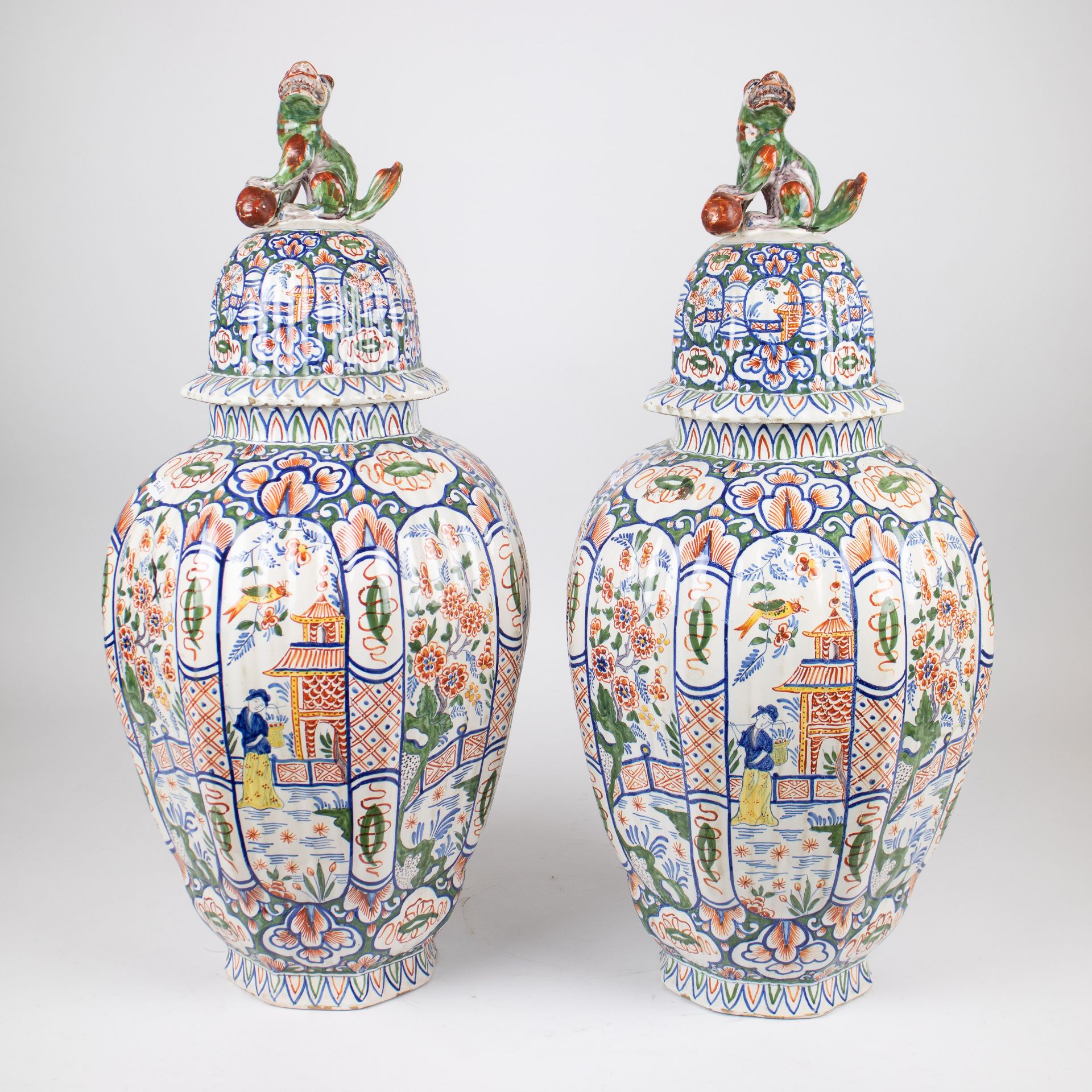 Faience lidded vase with chinoiserie, DELFT., Around 1800. Brush mark "LPK" (De Porceleyne Lampetkan