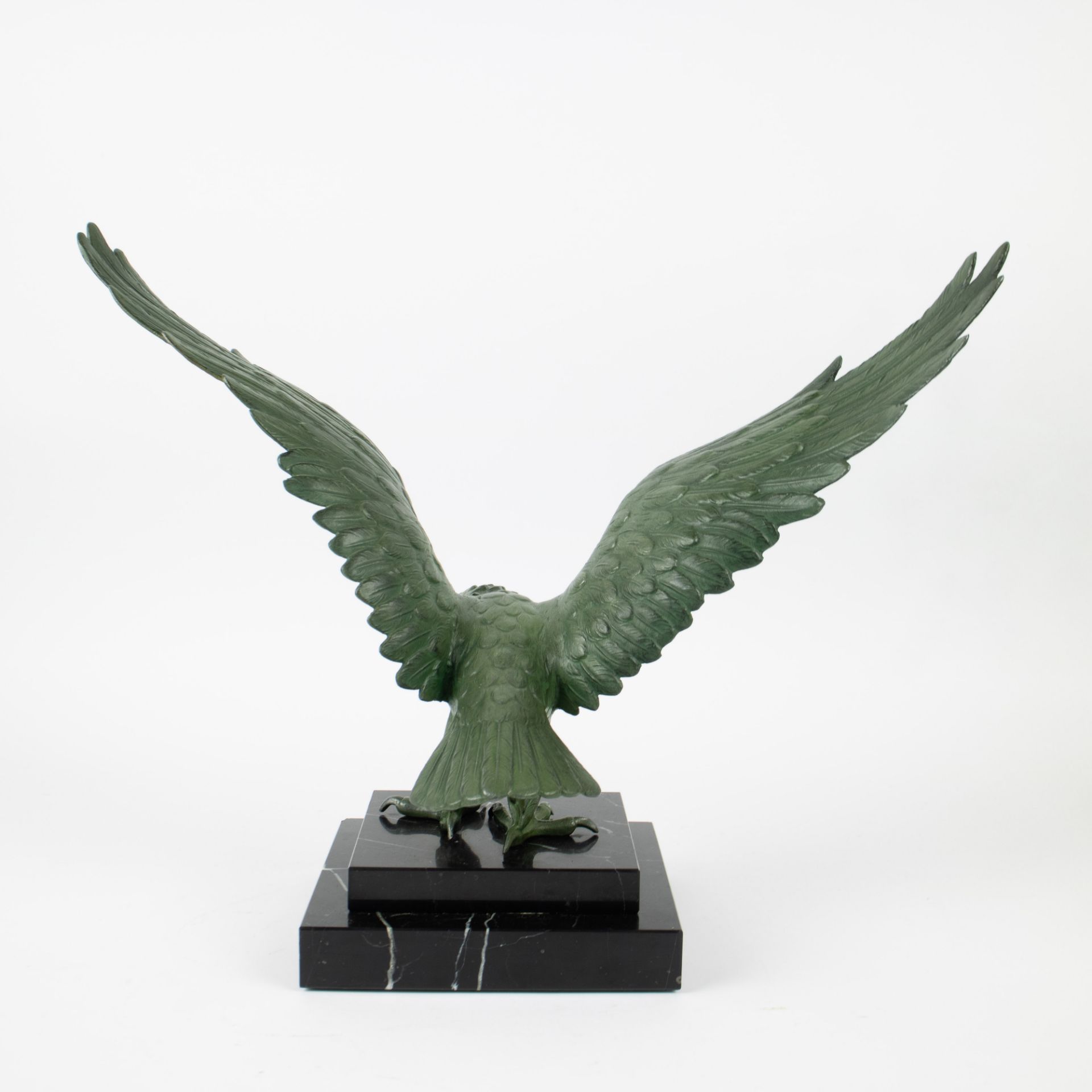 A bronze sculpture of an eagle - Bild 3 aus 5
