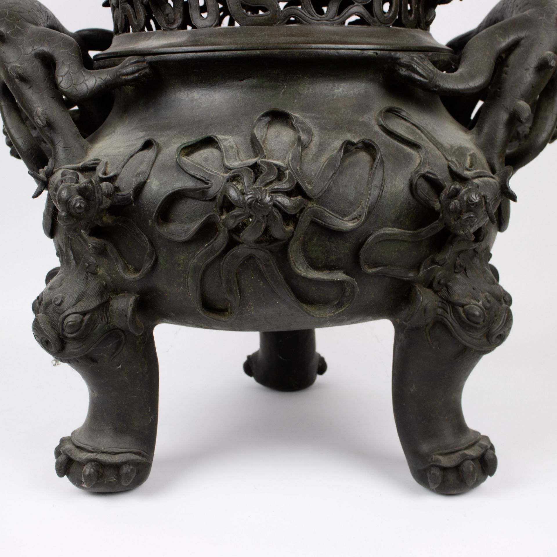 A large Chinese incense burner - Image 3 of 18