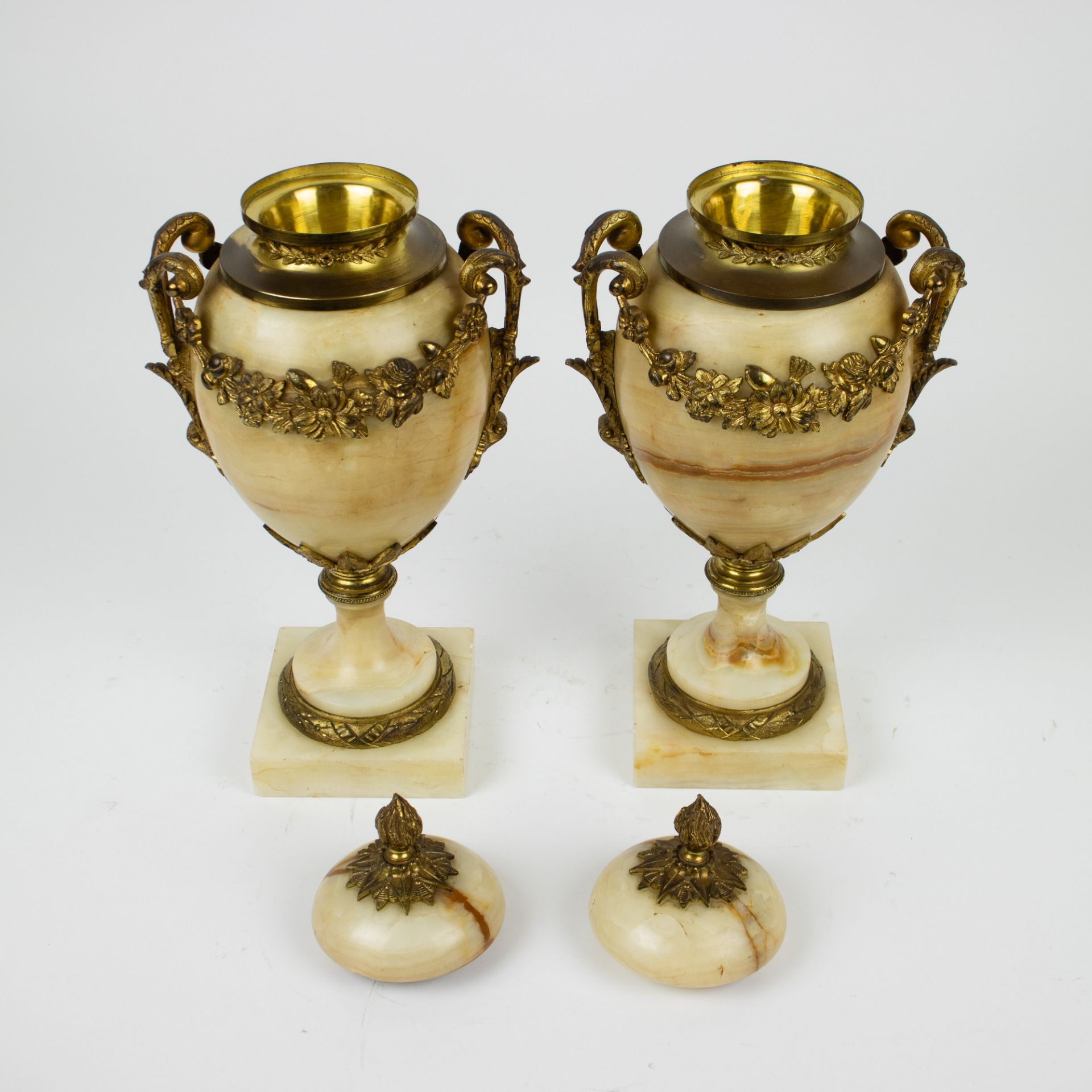 A pair of casolettes in marble with gilt bronze mounts - Image 5 of 5