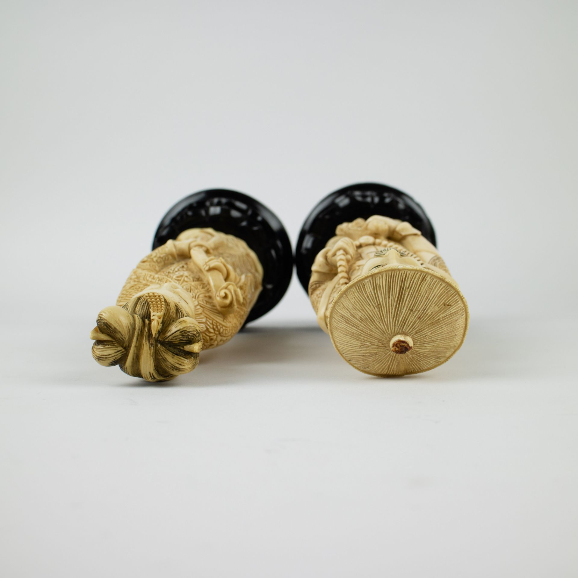 Chinese emperor and empress carved in ivory - Image 5 of 5