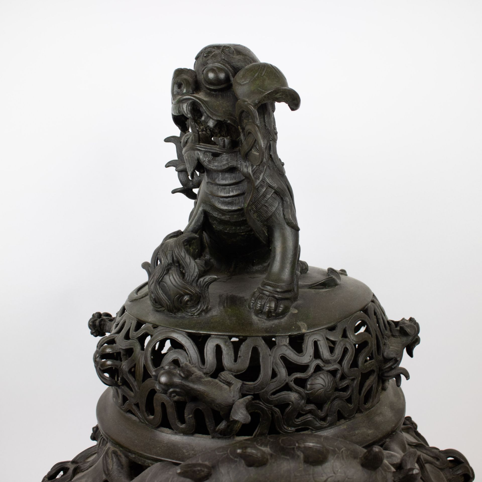 A large Chinese incense burner - Image 7 of 18