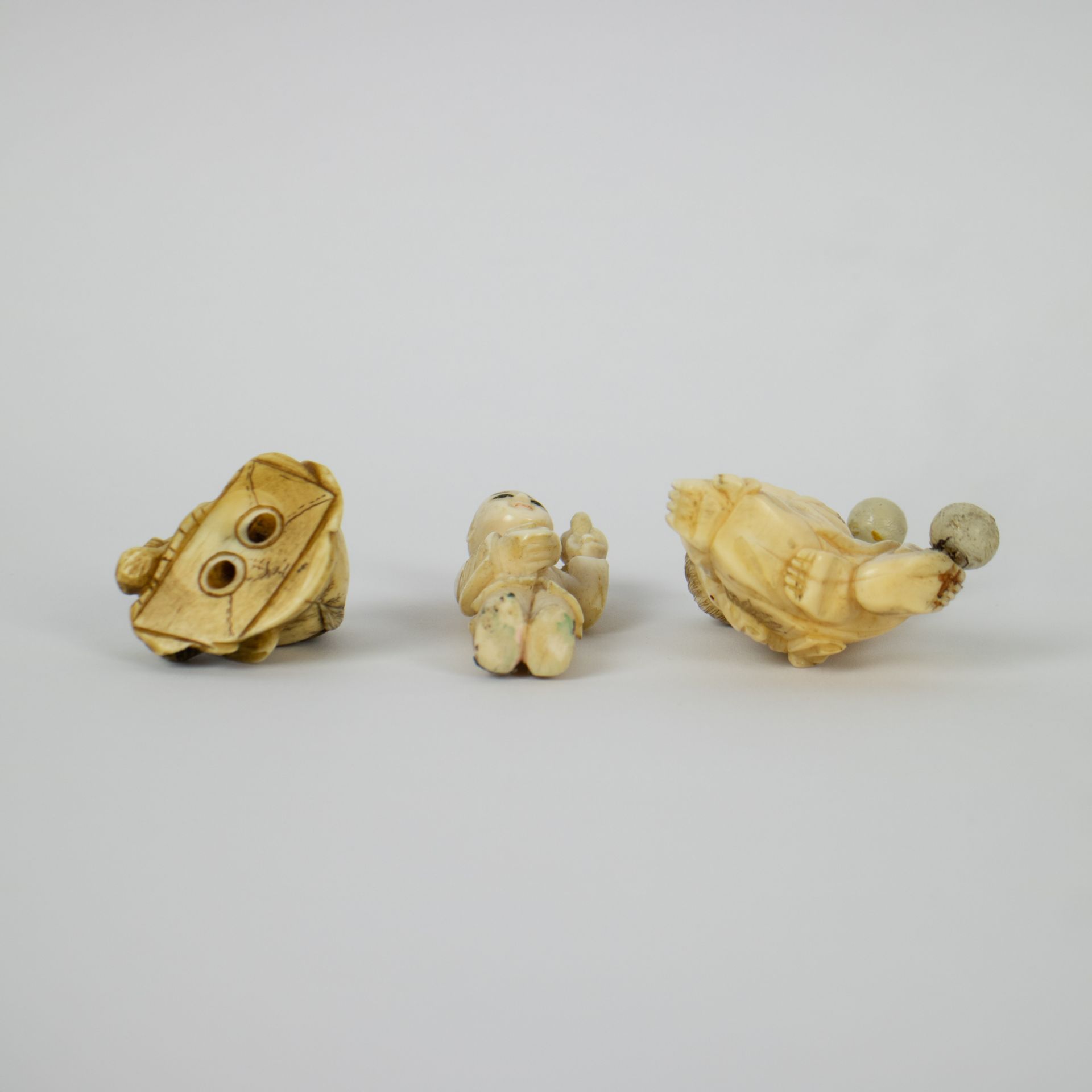 A netsuke and 2 okimono's in ivory ca 1900 - Image 5 of 5