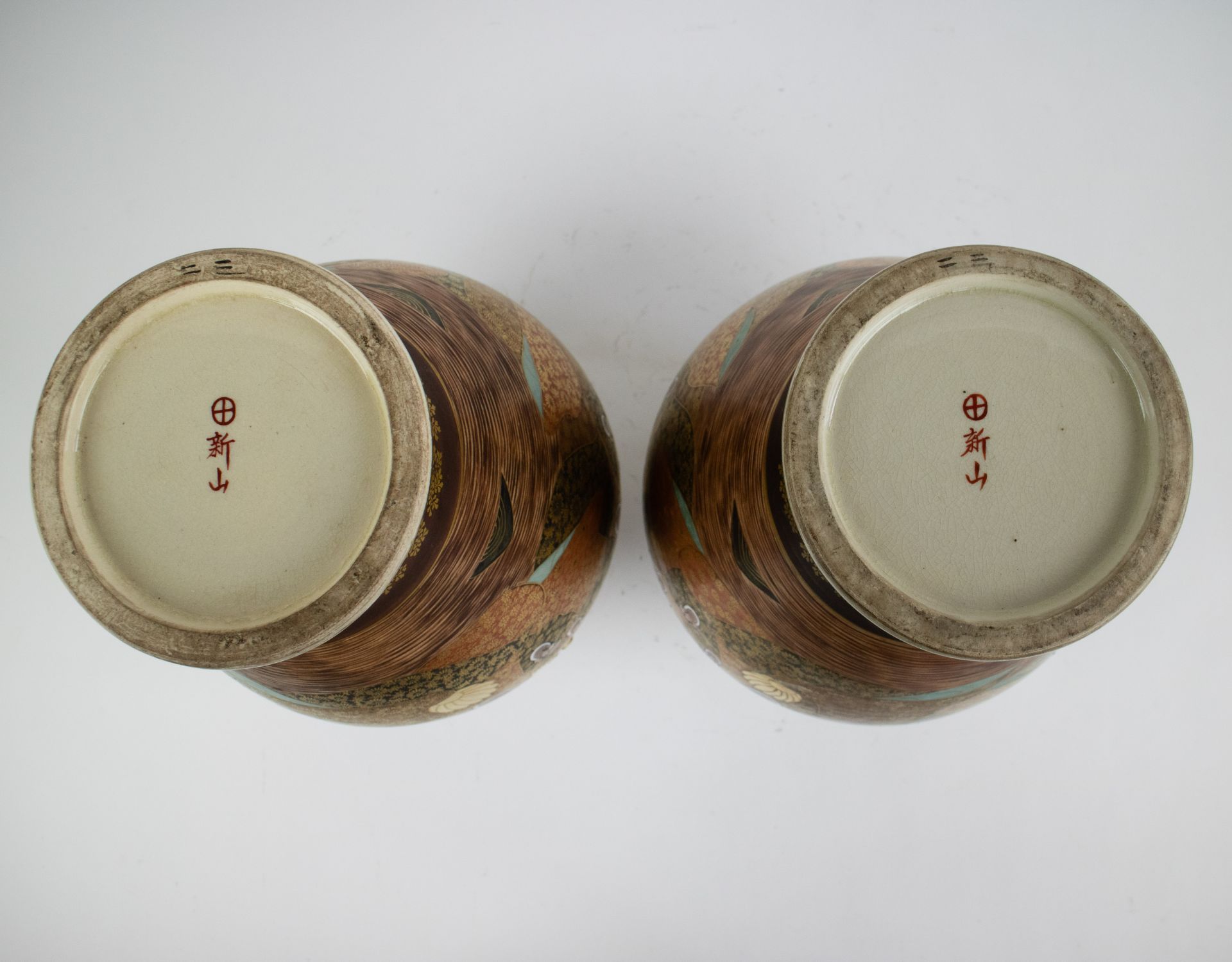 Japanese pair of Satsuma vases - Image 6 of 6