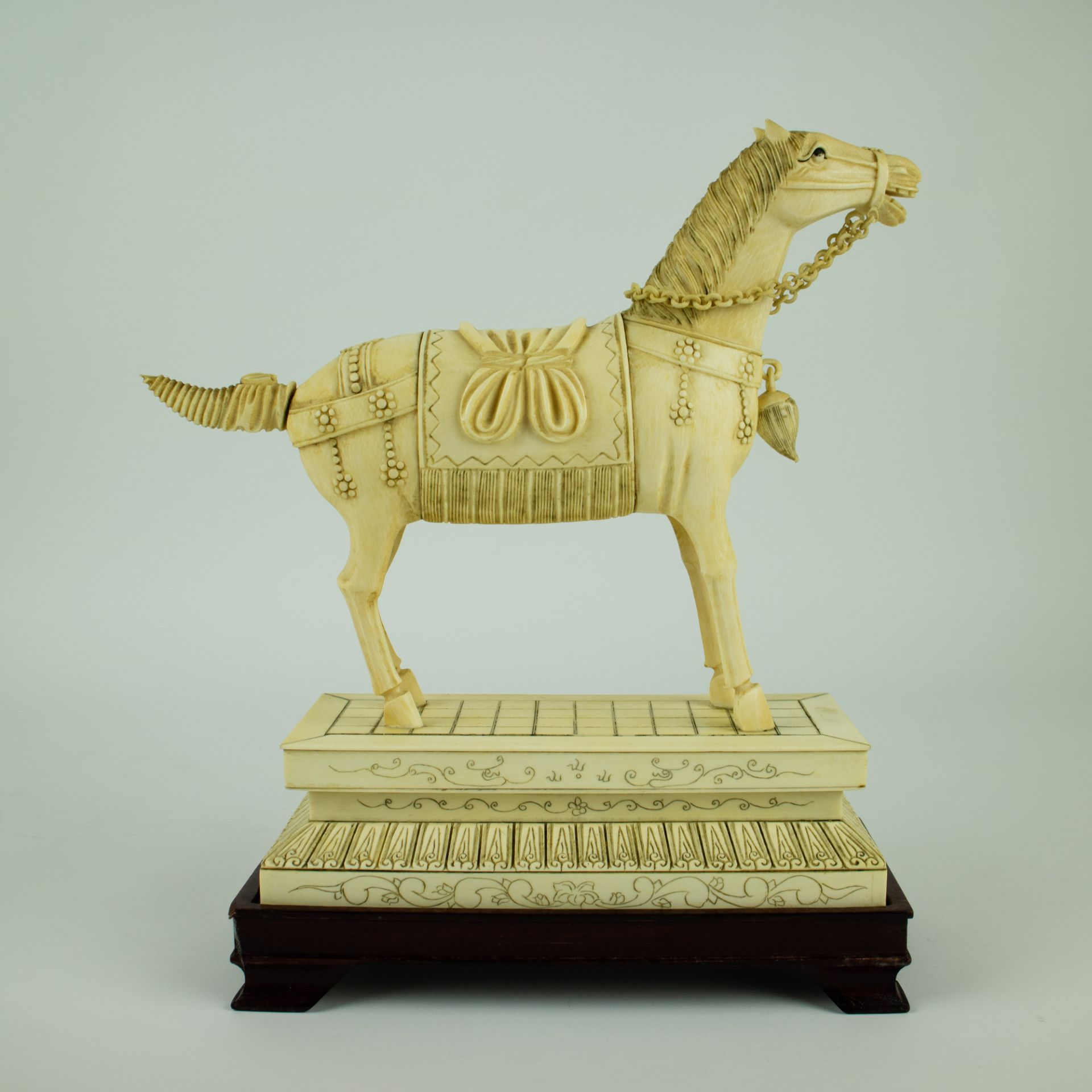 2 Chinese horses very finely carved in ivory - Image 7 of 13
