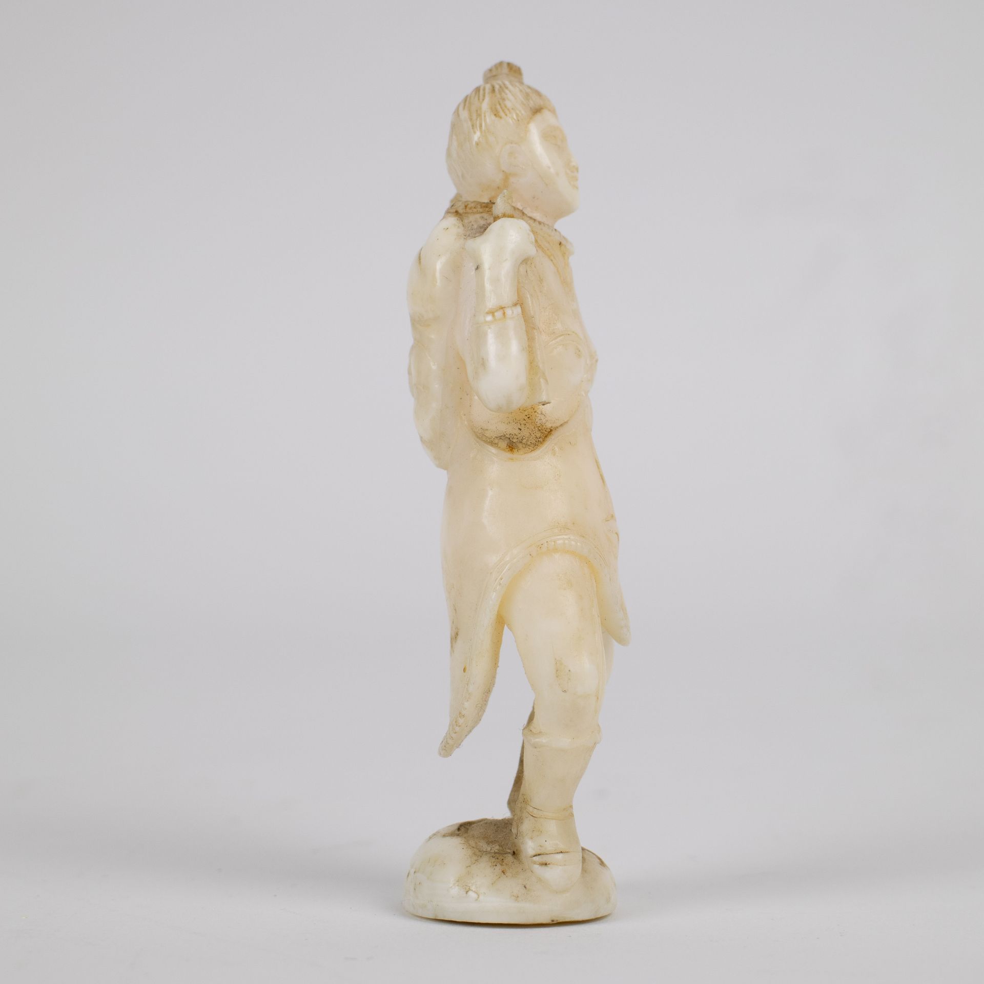 Marine ivory sculpture of a woman carrying a child on her back, Greenland, early 20th century. - Image 4 of 4