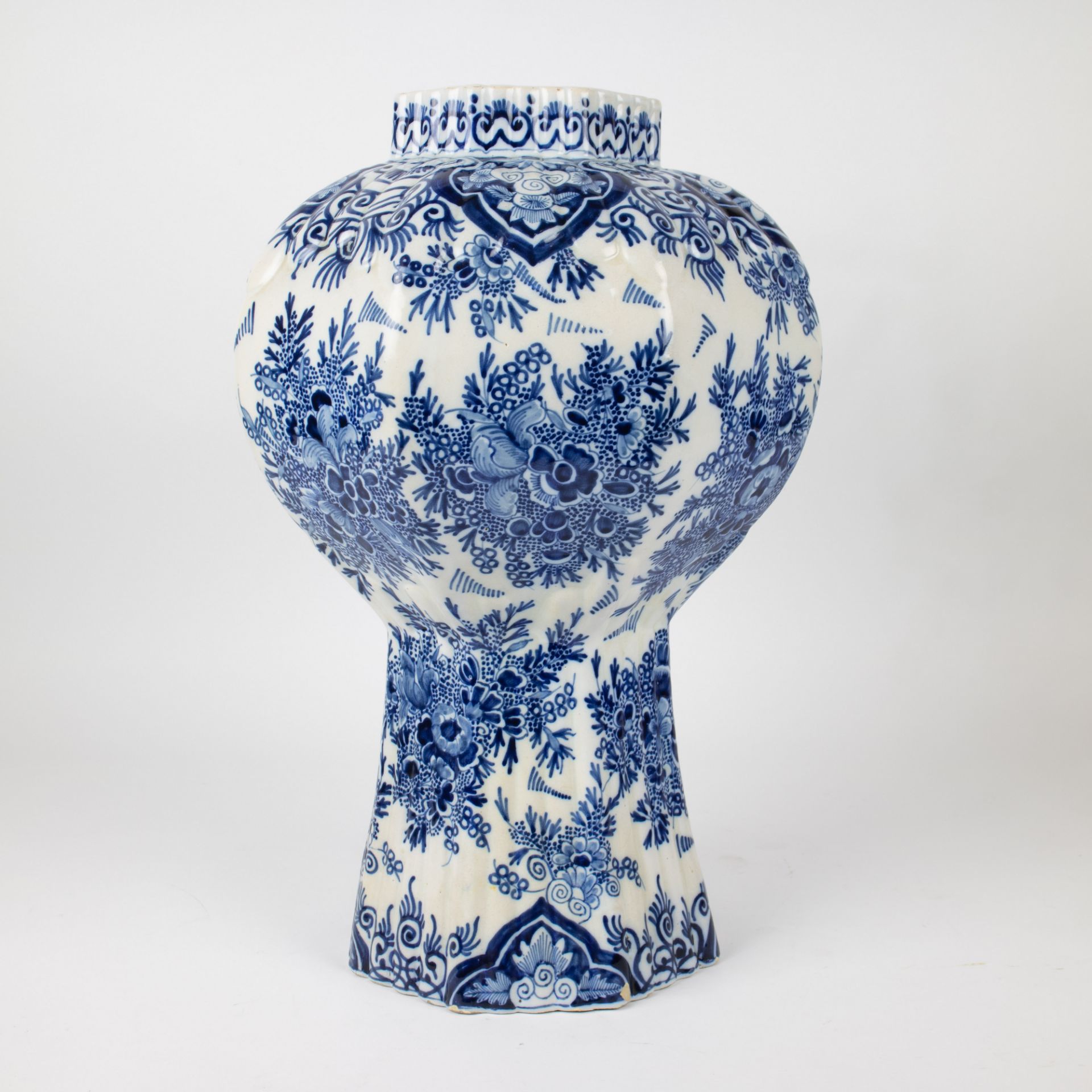 Octagonal baluster-shaped Delft vase - Image 2 of 9