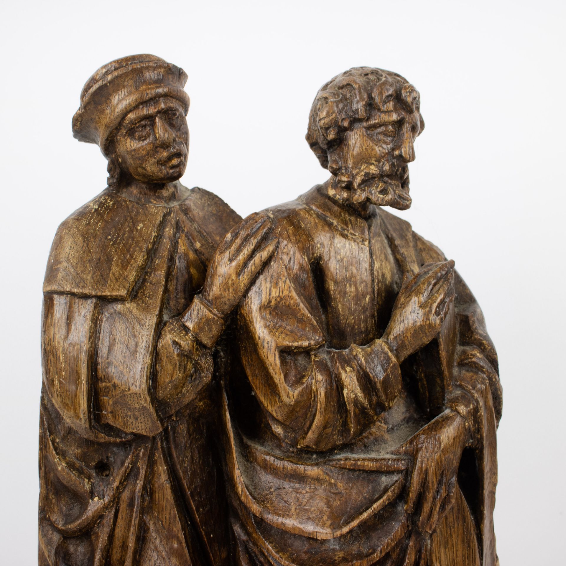 A carved wooden relief of two Saints, Flemish late 15th early 16th century - Bild 2 aus 9