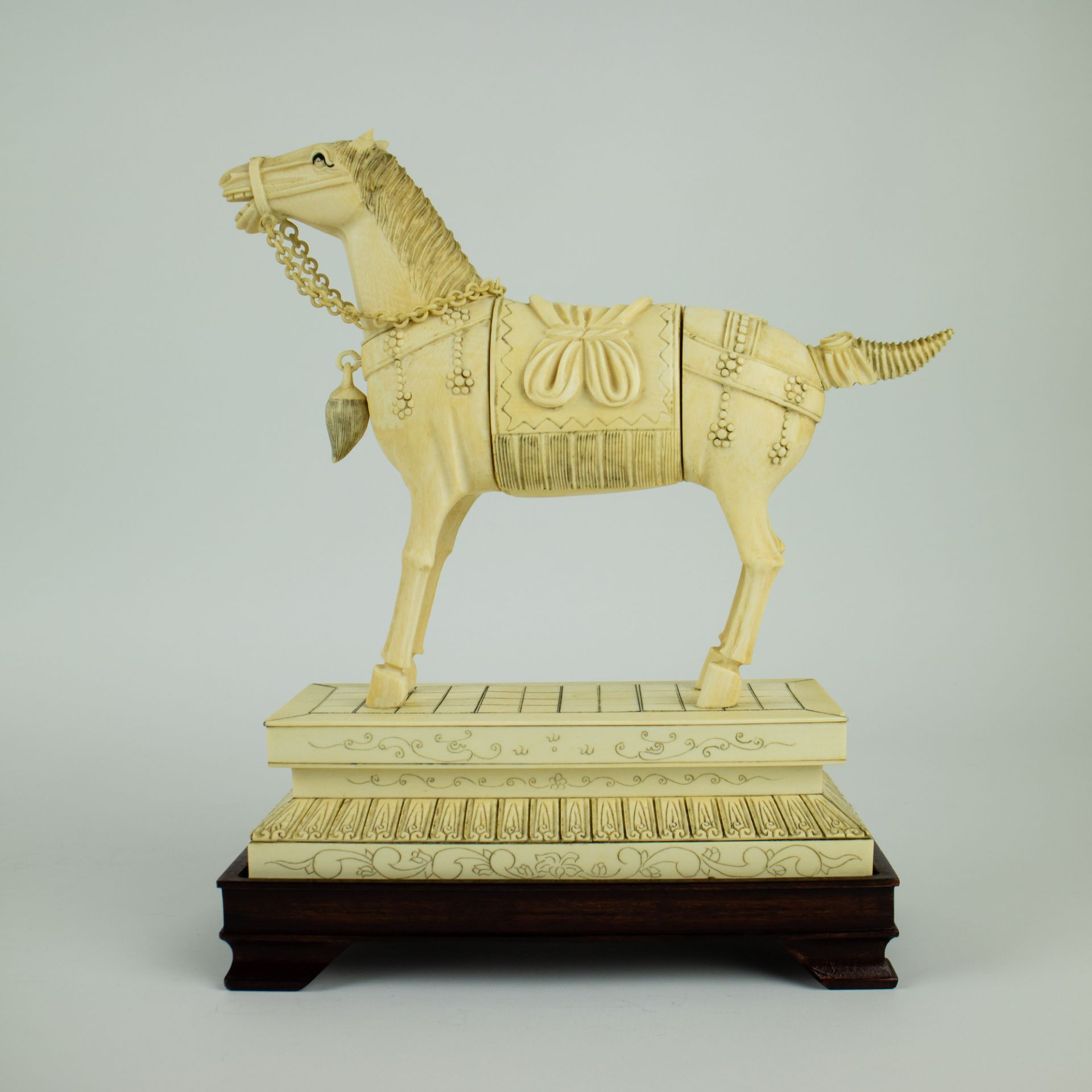 2 Chinese horses very finely carved in ivory - Image 2 of 13