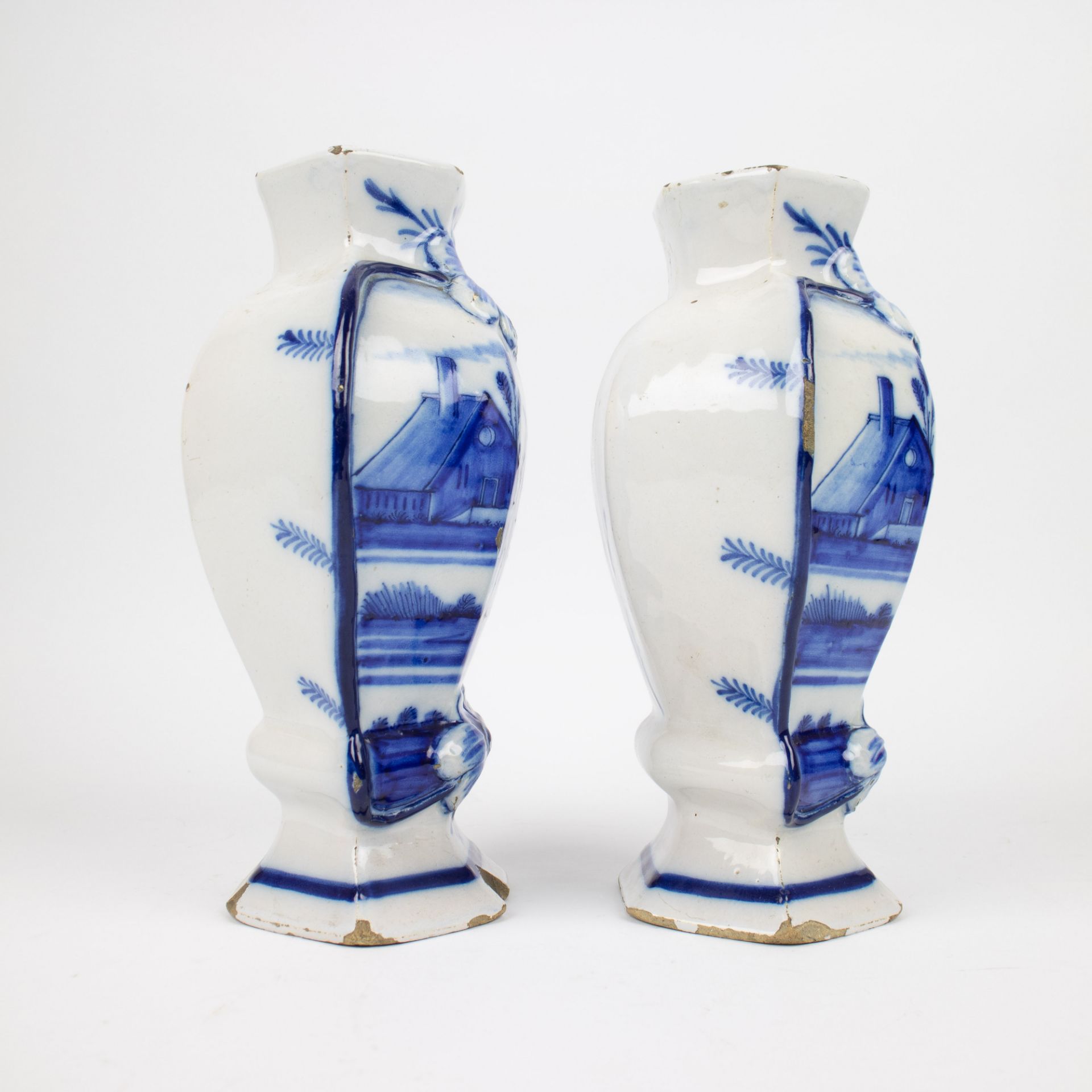 A pair of Dutch Delft vases - Image 4 of 7