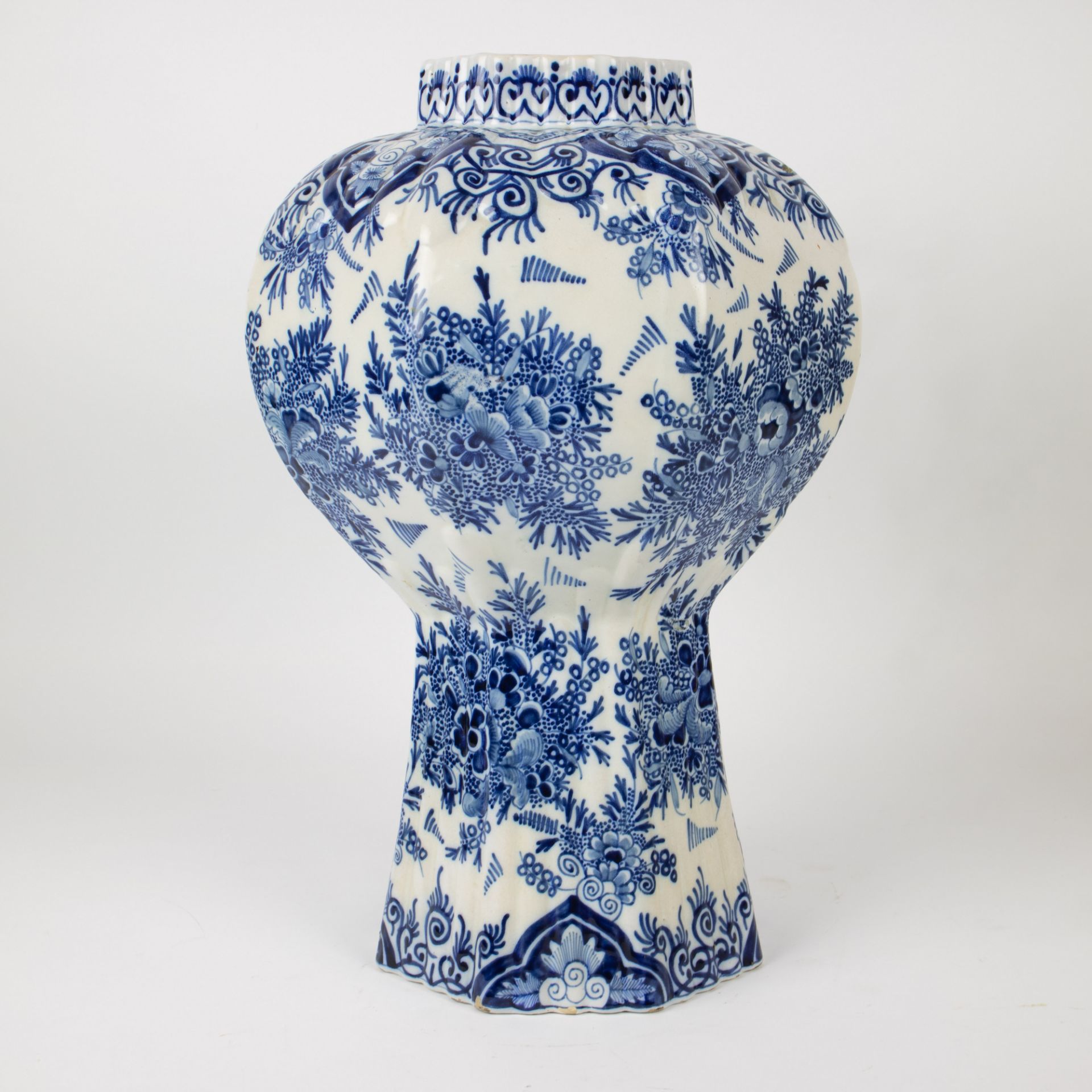 Octagonal baluster-shaped Delft vase - Image 4 of 9