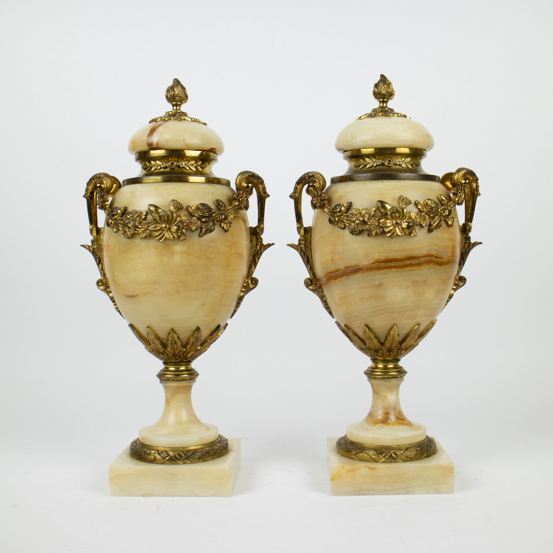 A pair of casolettes in marble with gilt bronze mounts - Image 3 of 5