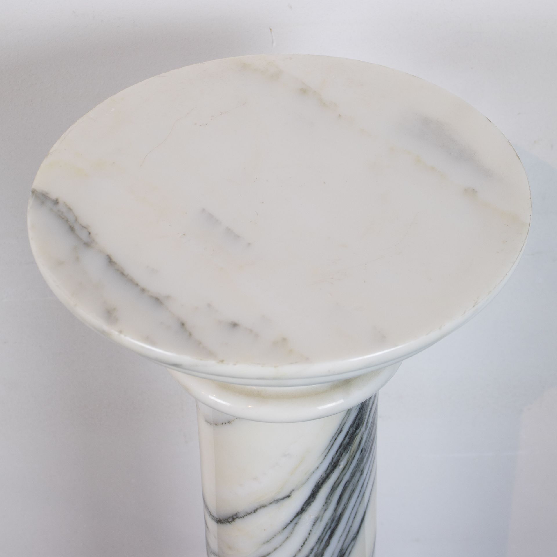Marble pedestal - Image 2 of 2