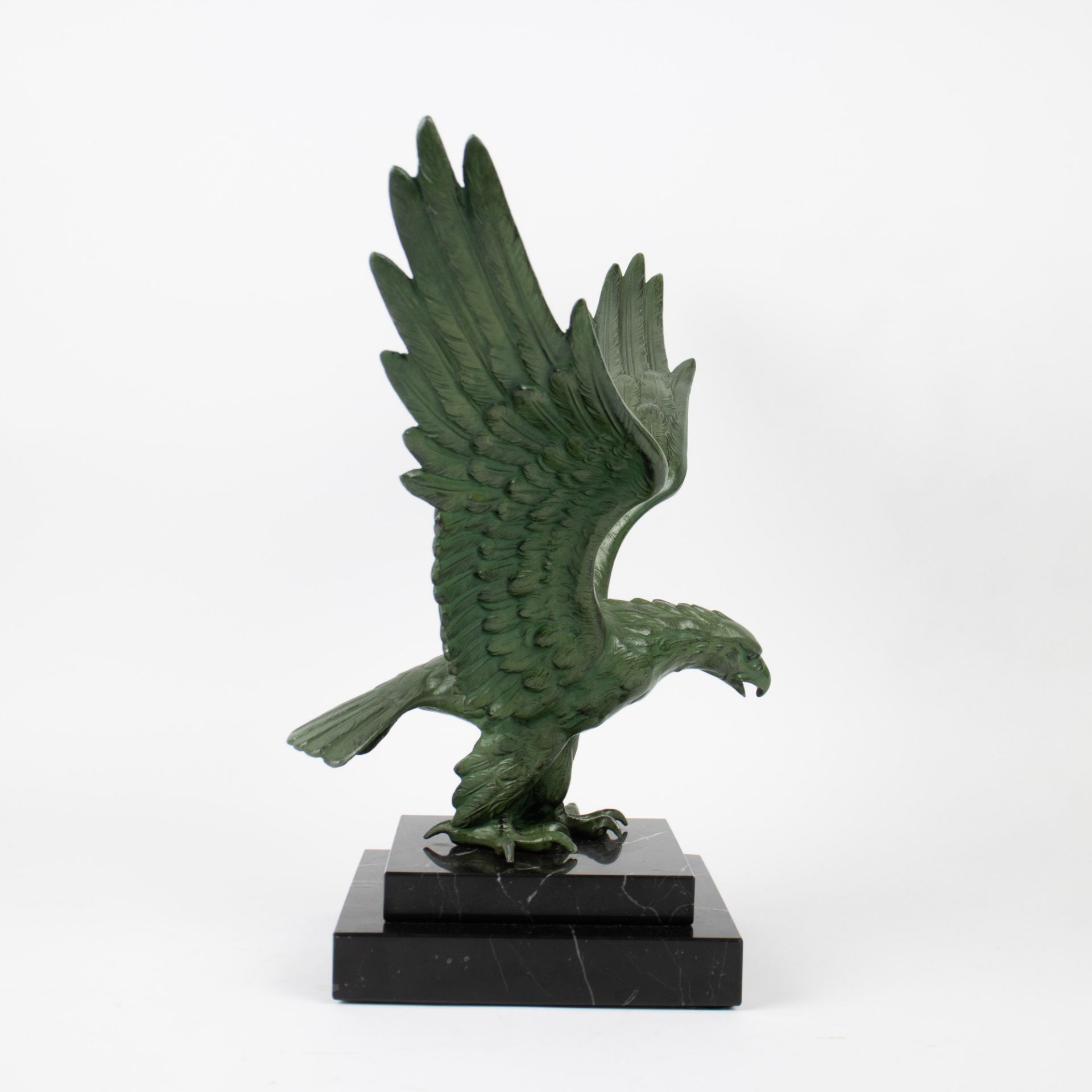 A bronze sculpture of an eagle - Bild 4 aus 5