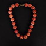 Necklace with sponge coral & gold clasp 18 kt