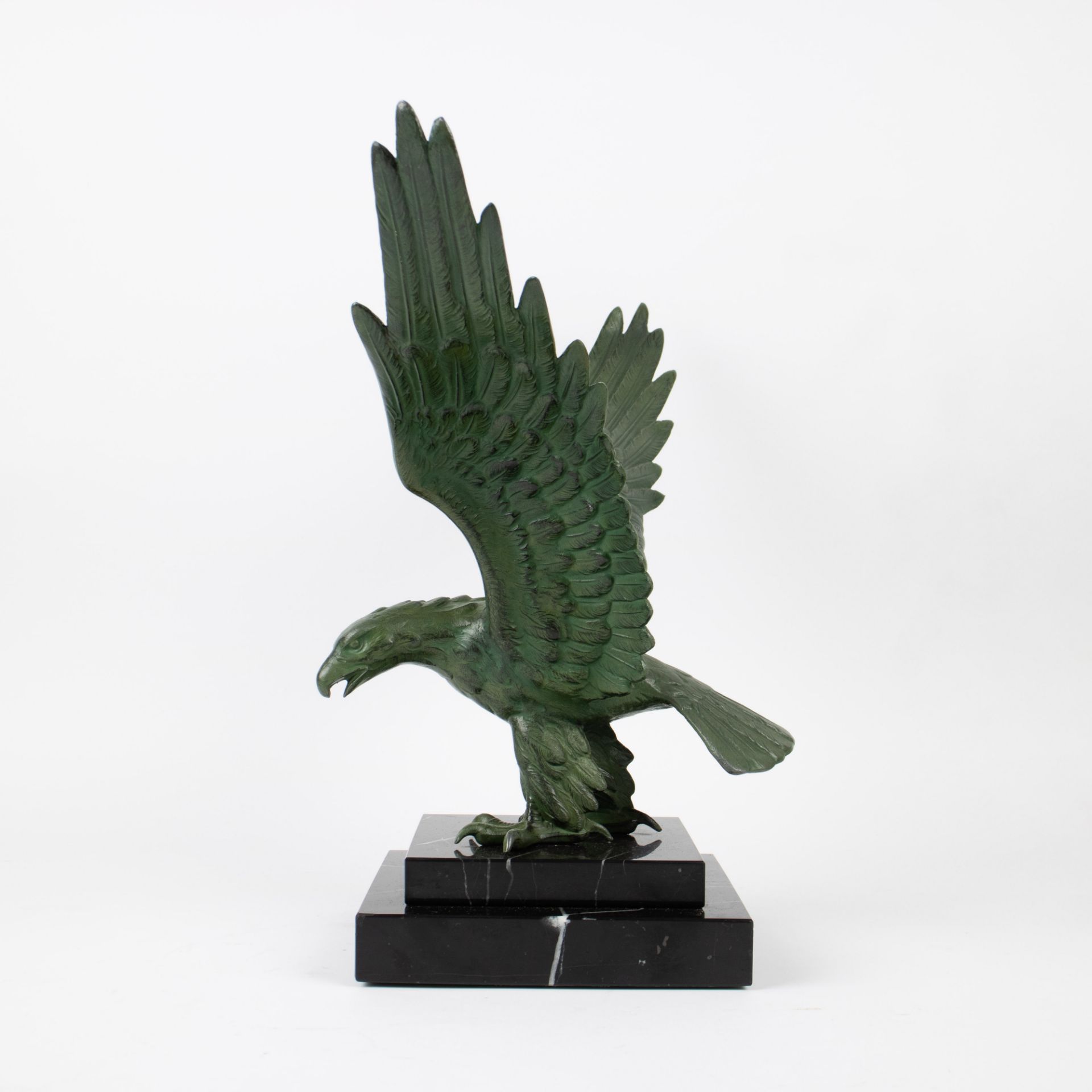 A bronze sculpture of an eagle - Bild 2 aus 5