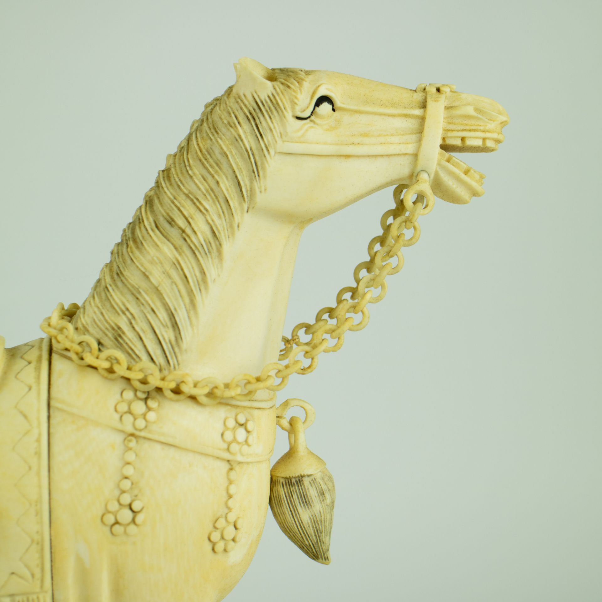 2 Chinese horses very finely carved in ivory - Image 6 of 13