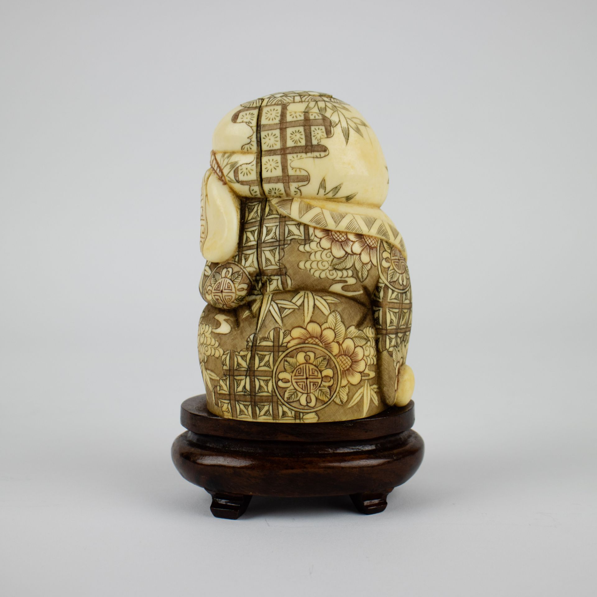 A Chinese Putai ivory carving - Image 3 of 5