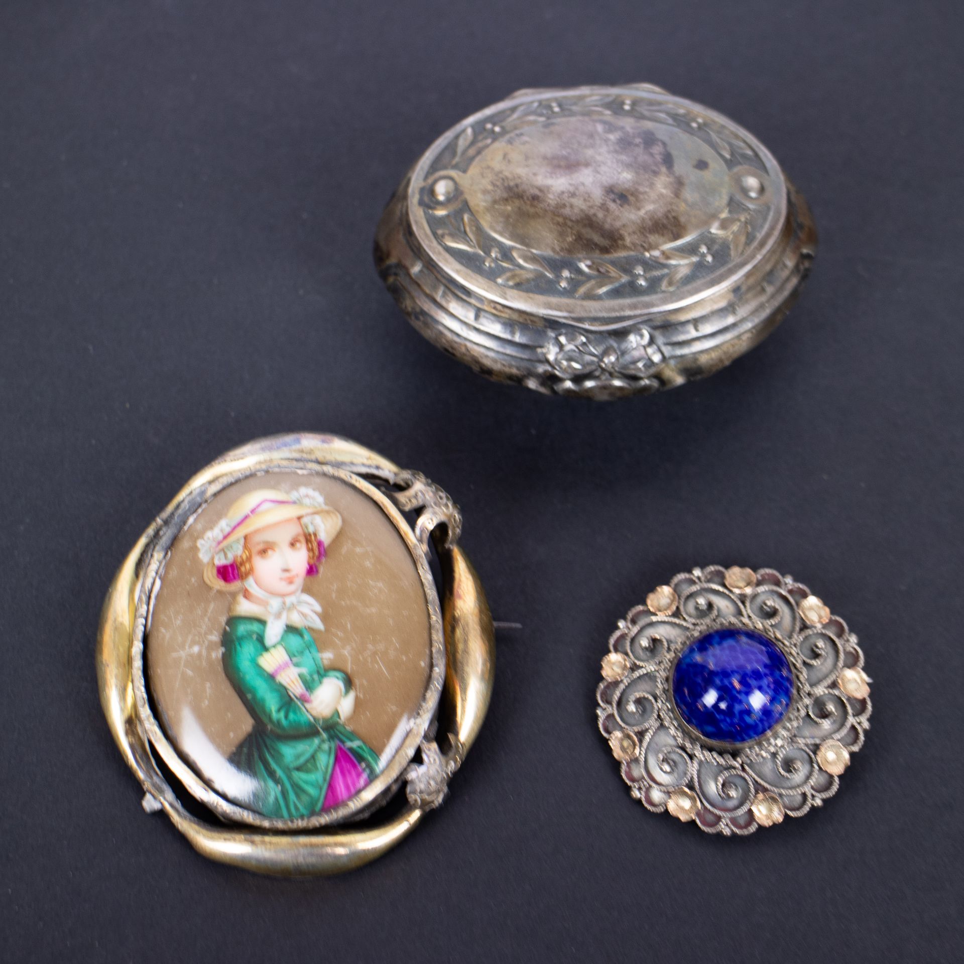 A collection of brooches and earrings - Image 5 of 5