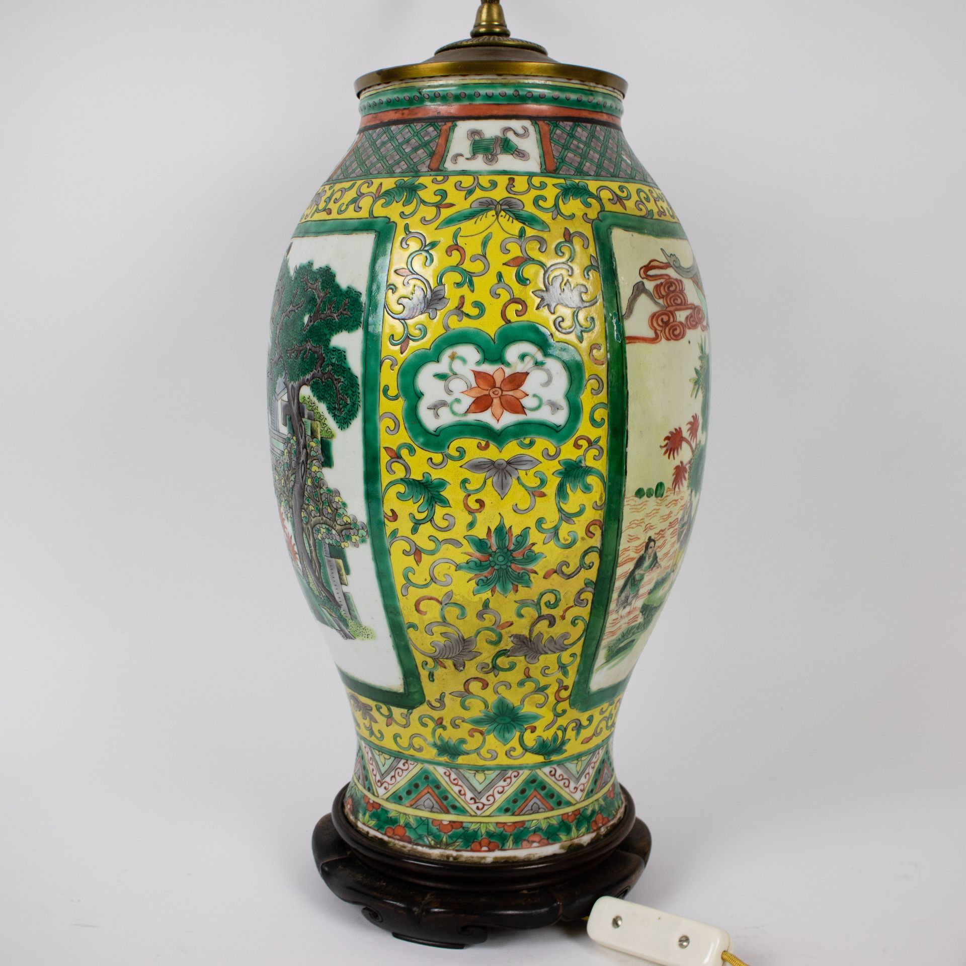 A Chinese storage jar and a famille verte vase - Image 9 of 9
