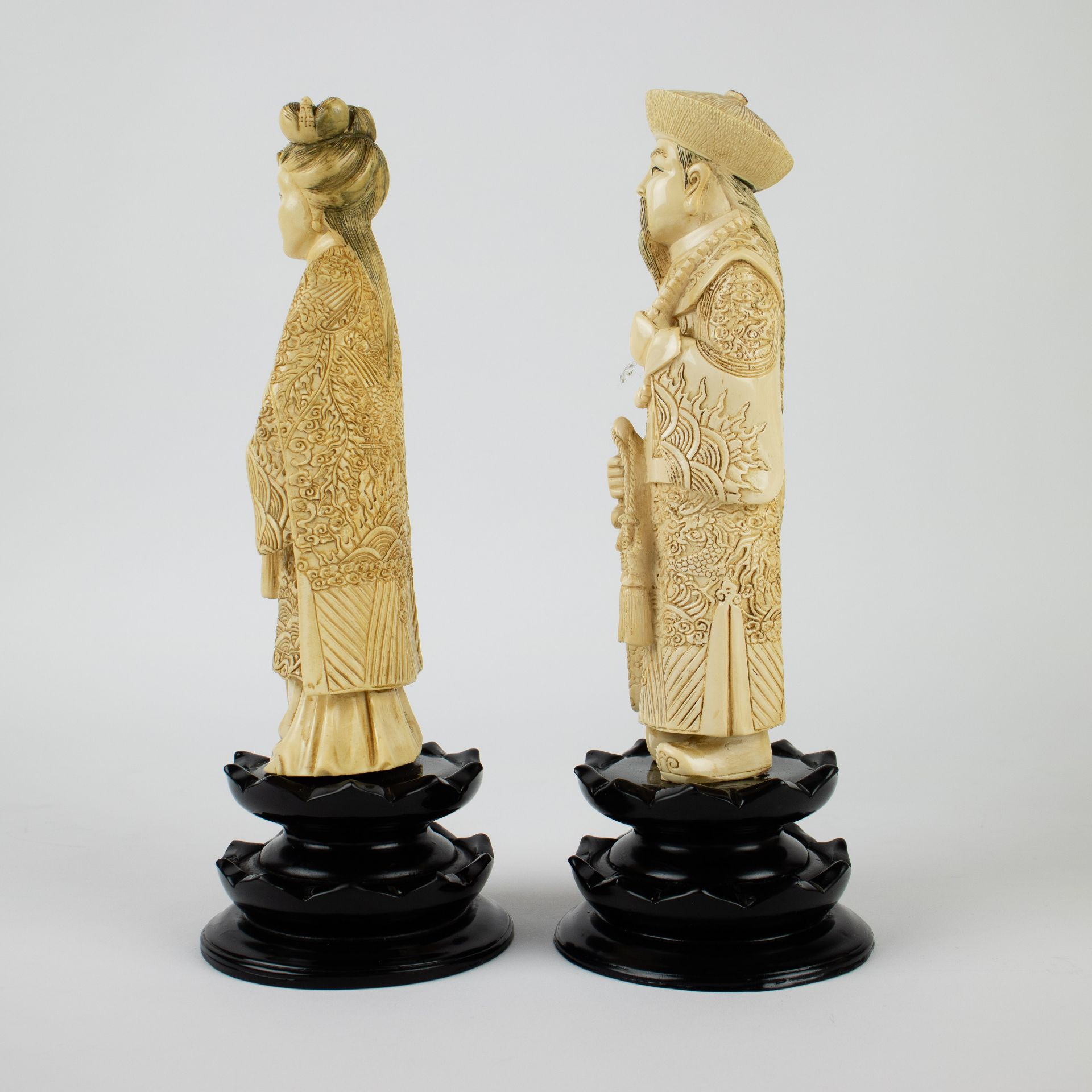 Chinese emperor and empress carved in ivory - Image 2 of 5