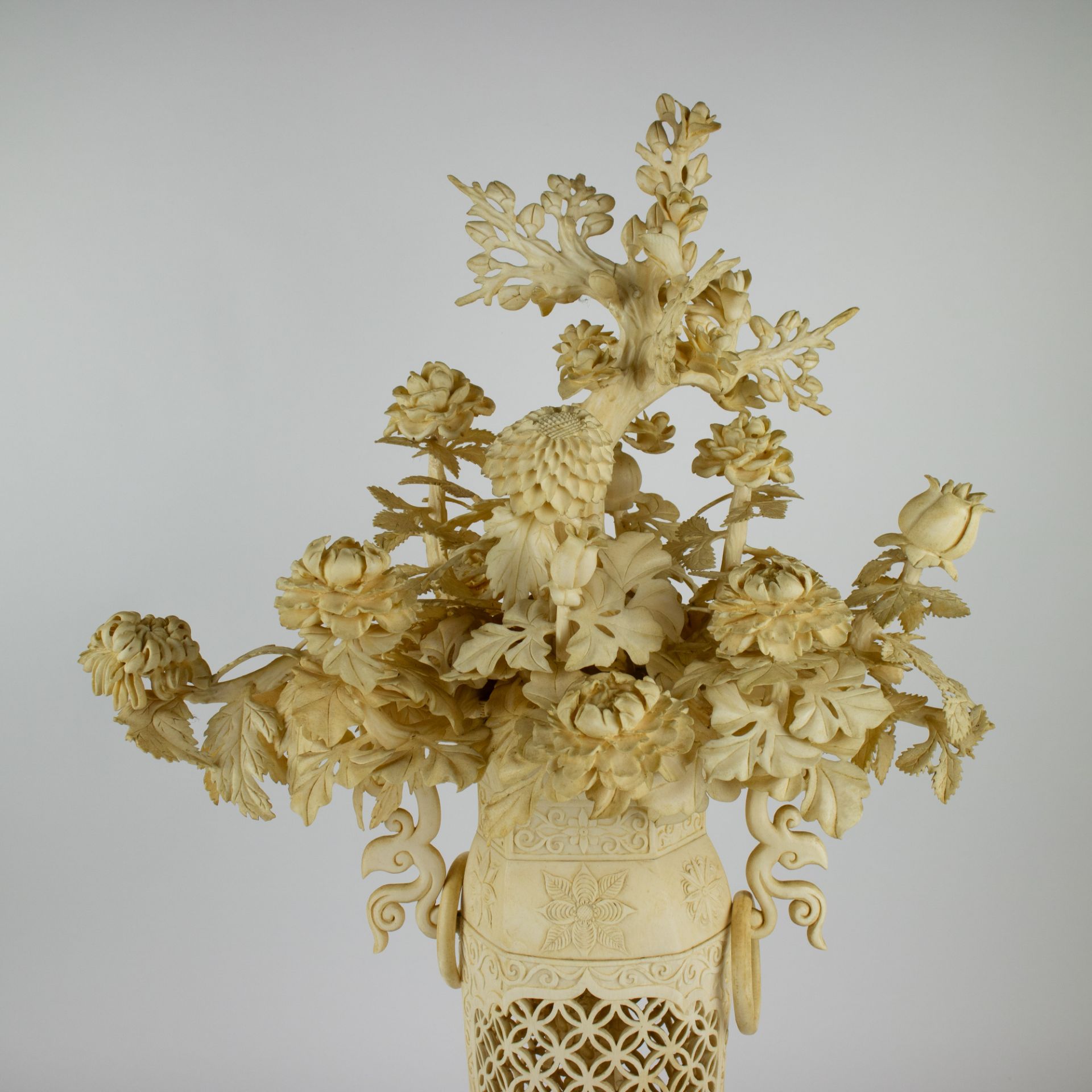 A large Chinese flower arrangement with peonies, chrysanthemums and magnolias - Image 5 of 13