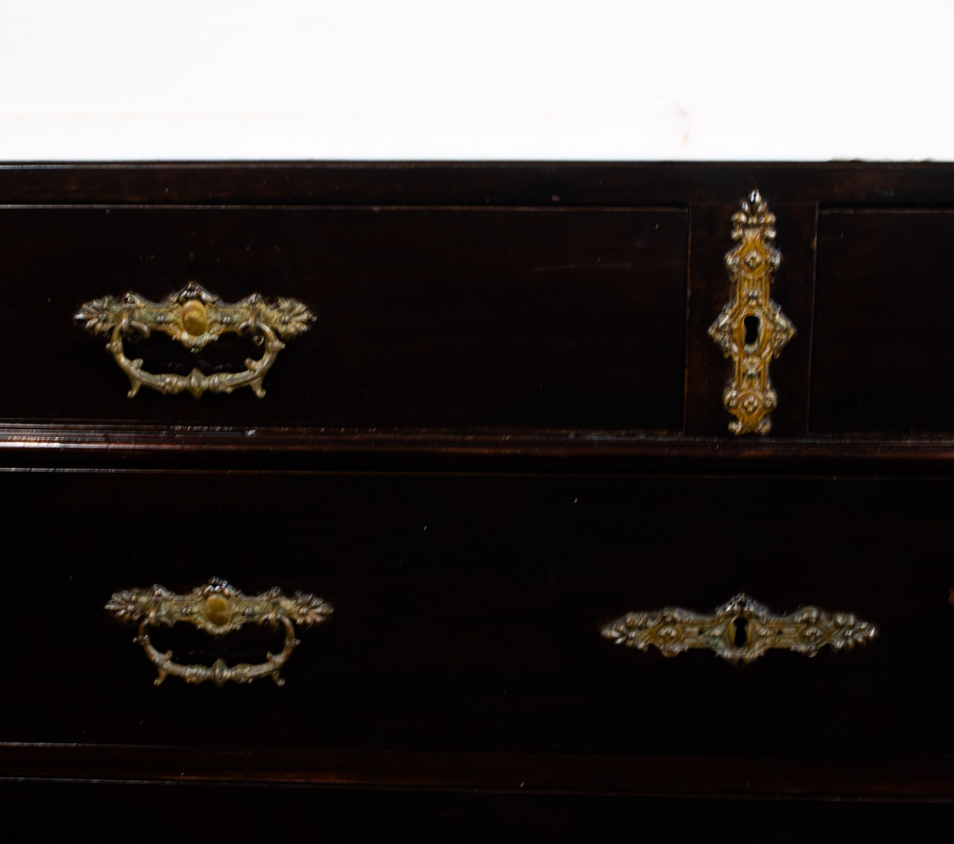 English chest of drawers with white marble top - Image 2 of 4