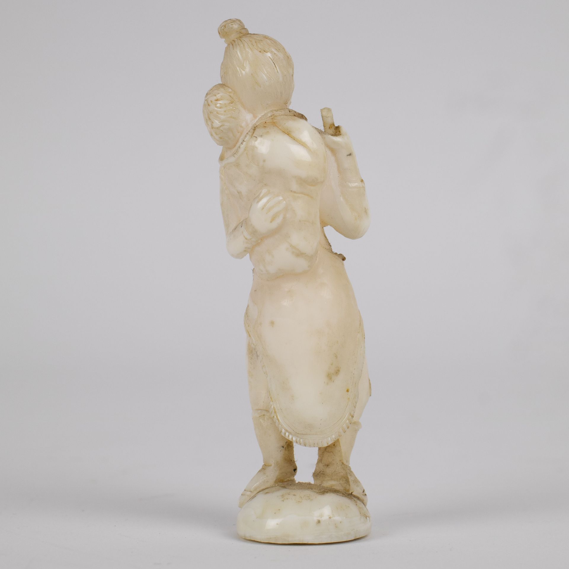 Marine ivory sculpture of a woman carrying a child on her back, Greenland, early 20th century. - Image 3 of 4