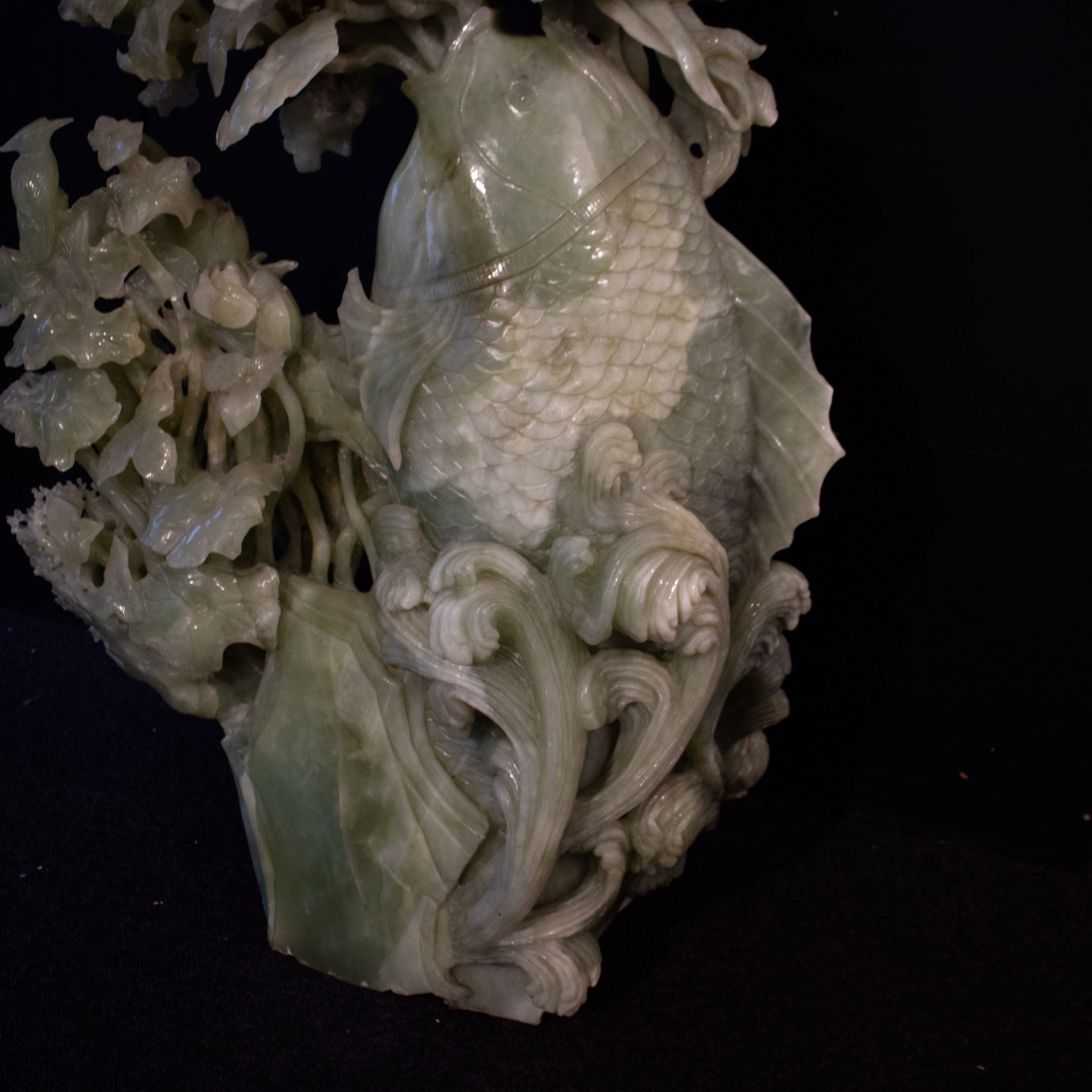 Large bowenite (serpentinite species) sculpture of a carp among birds and prunus blossom - Image 5 of 5