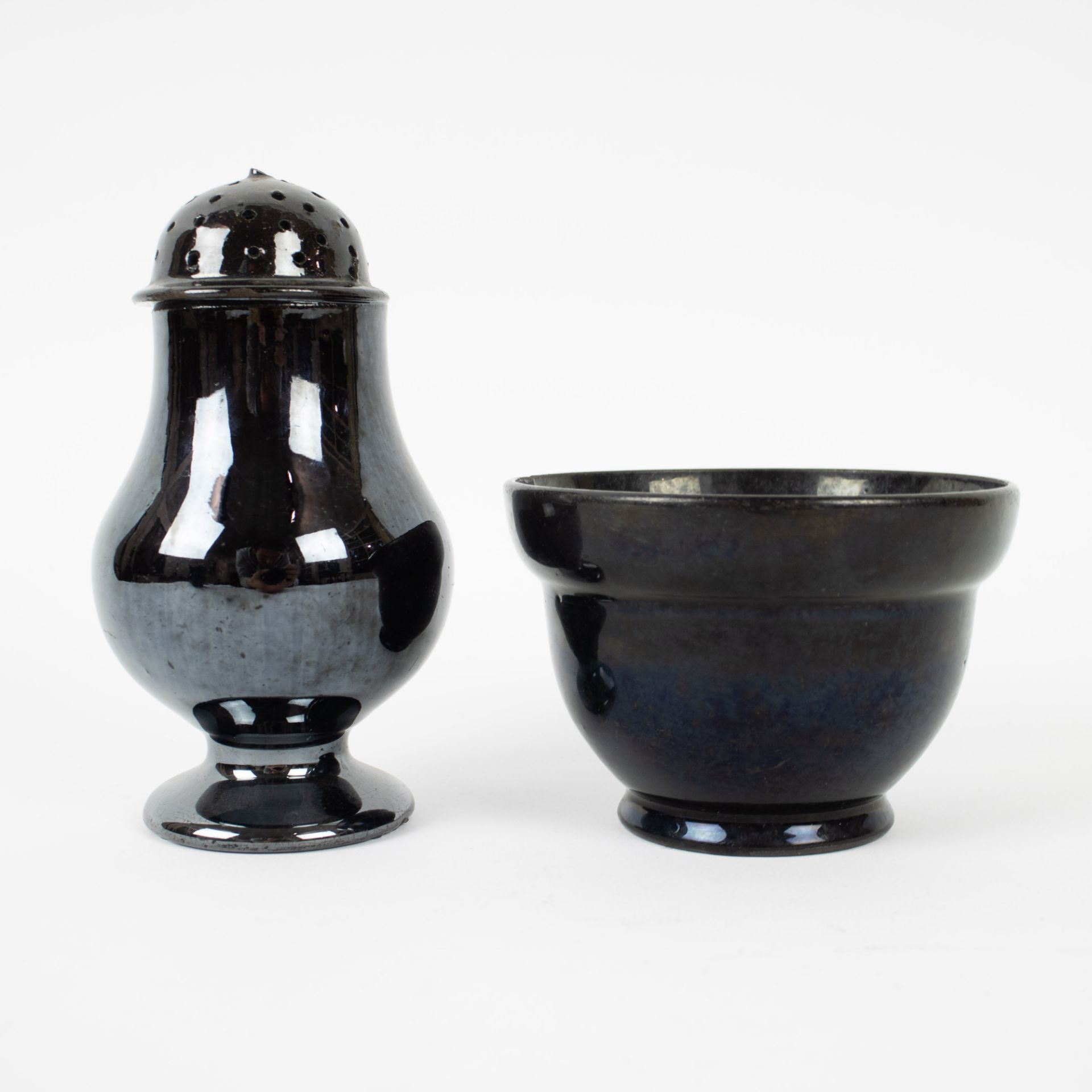 A collection of black glazed jugs, butter pot and salt cellar in Namur earthenware, 18th century - Image 10 of 11