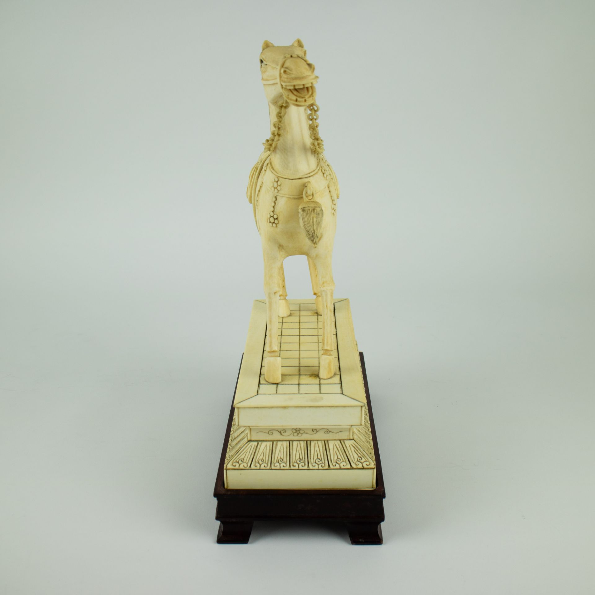 2 Chinese horses very finely carved in ivory - Image 9 of 13