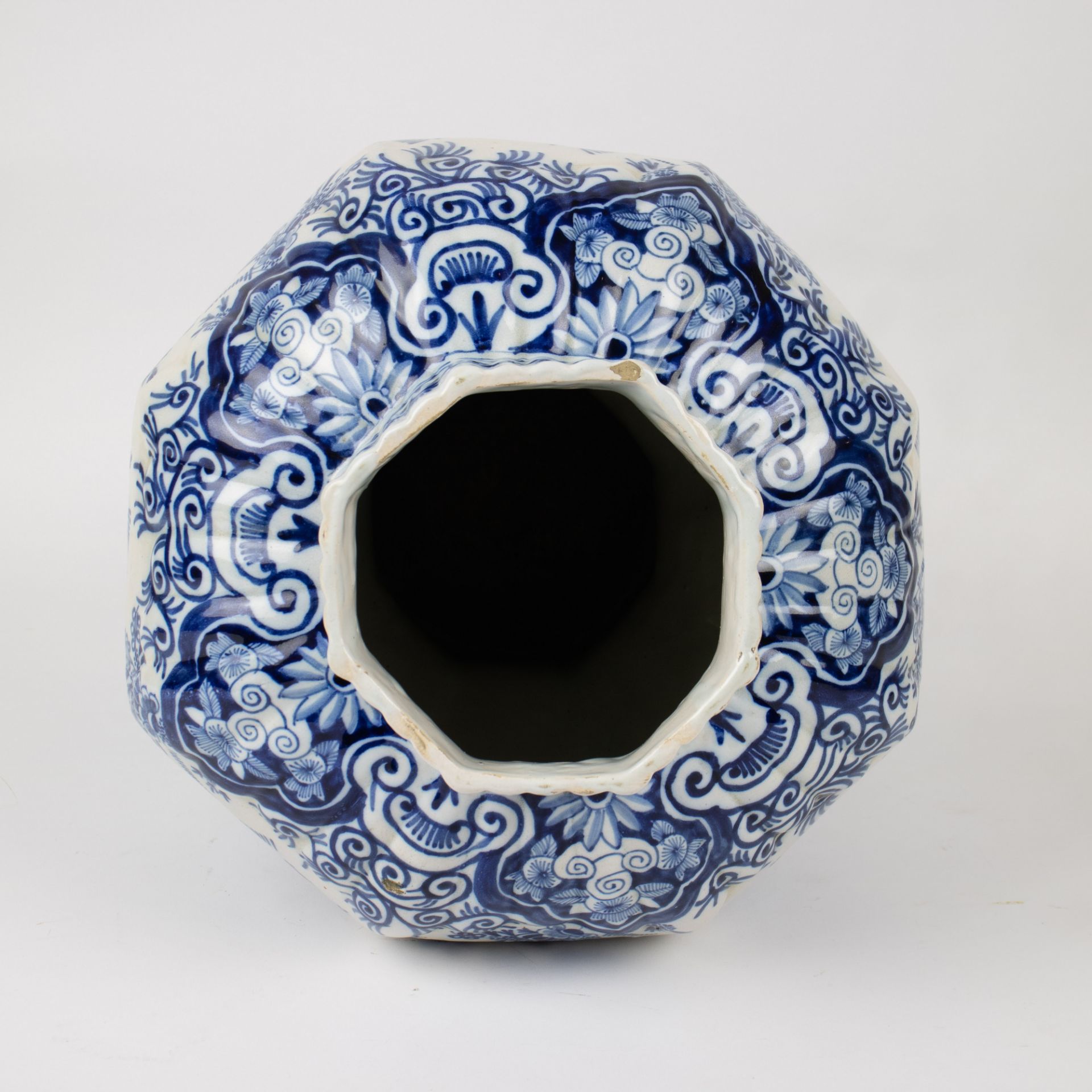 Octagonal baluster-shaped Delft vase - Image 6 of 9