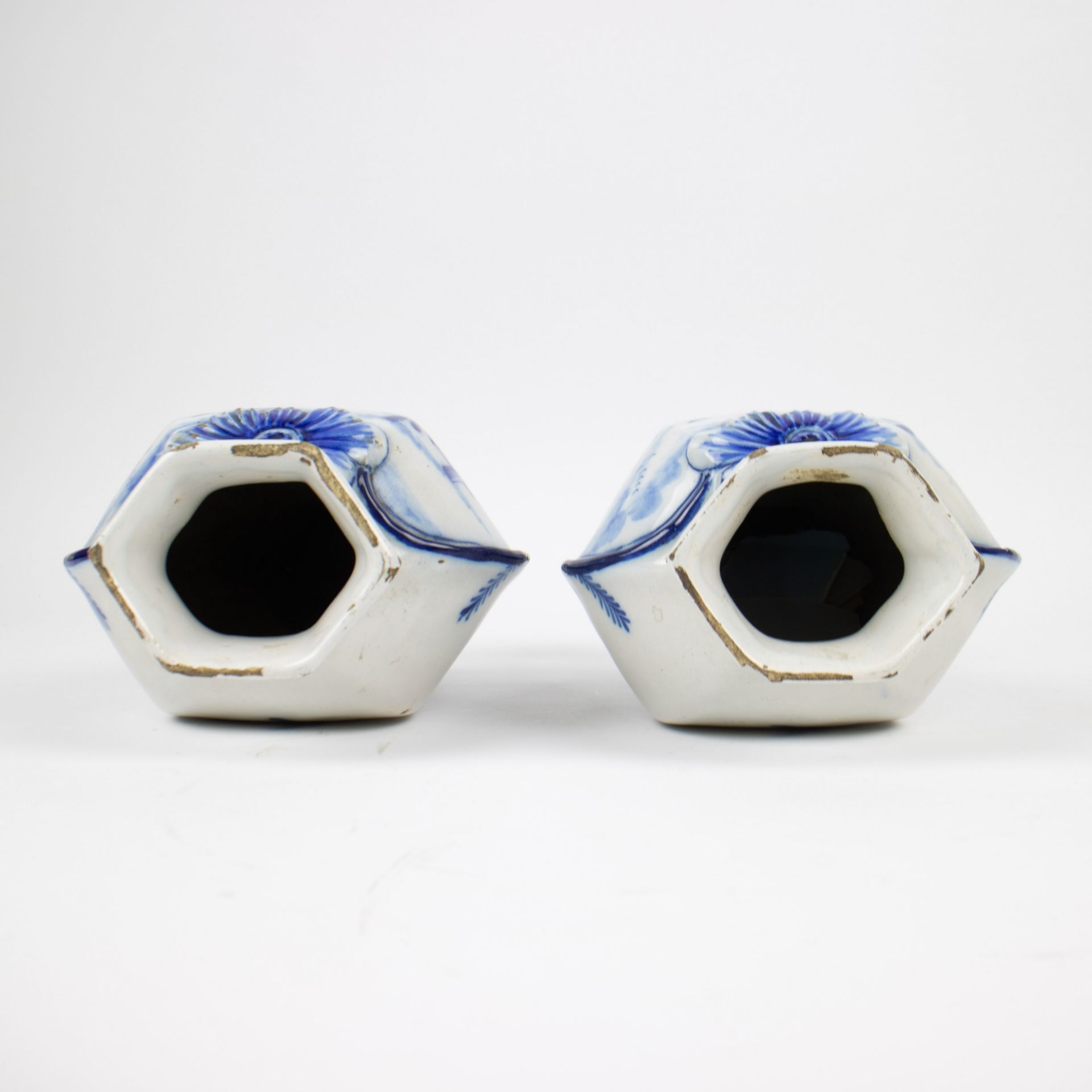 A pair of Dutch Delft vases - Image 6 of 7