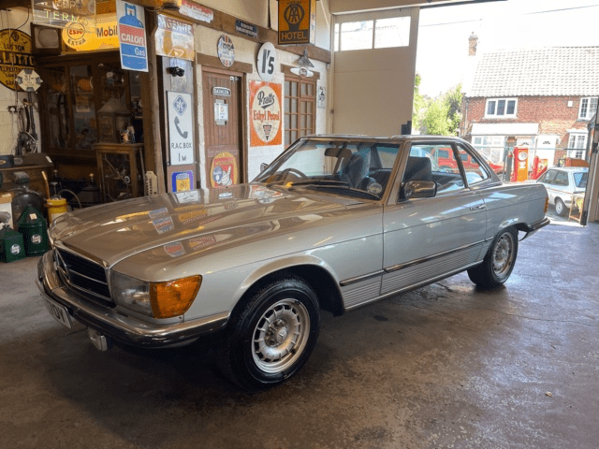 1983 MERCEDES 280SL