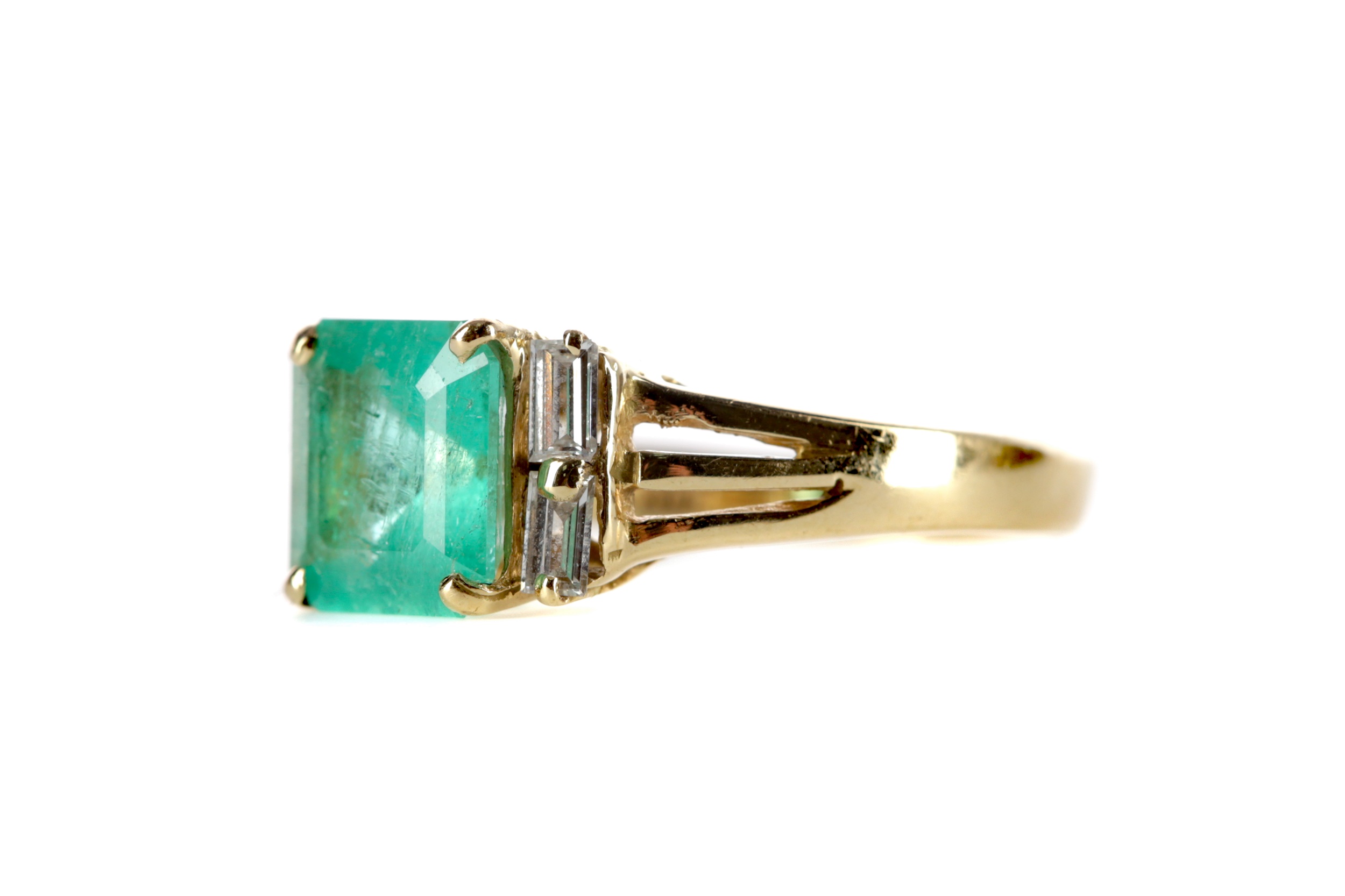 AN EMERALD AND DIAMOND RING - Image 2 of 2