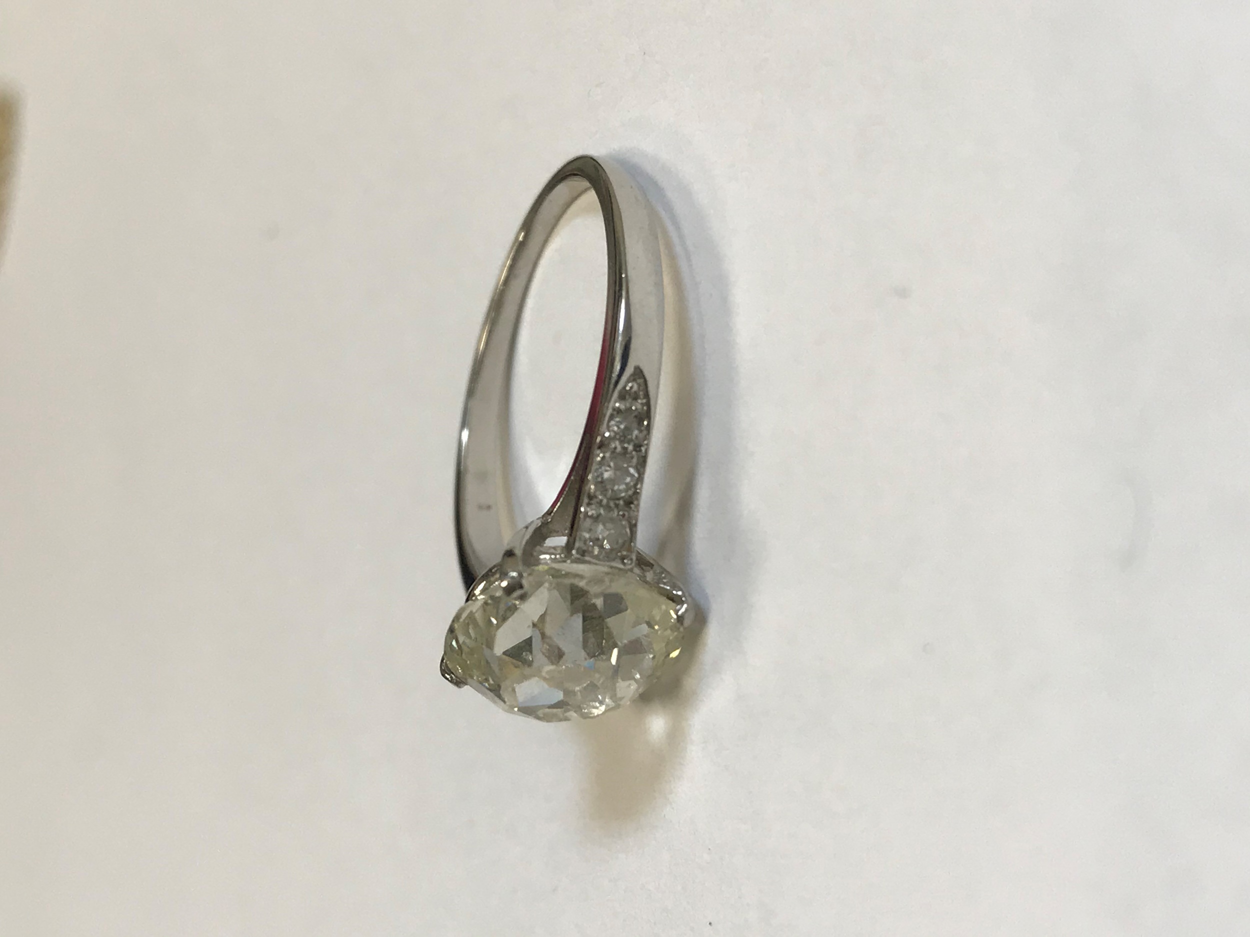 IMPRESSIVE DIAMOND SOLITAIRE RING - Image 3 of 5