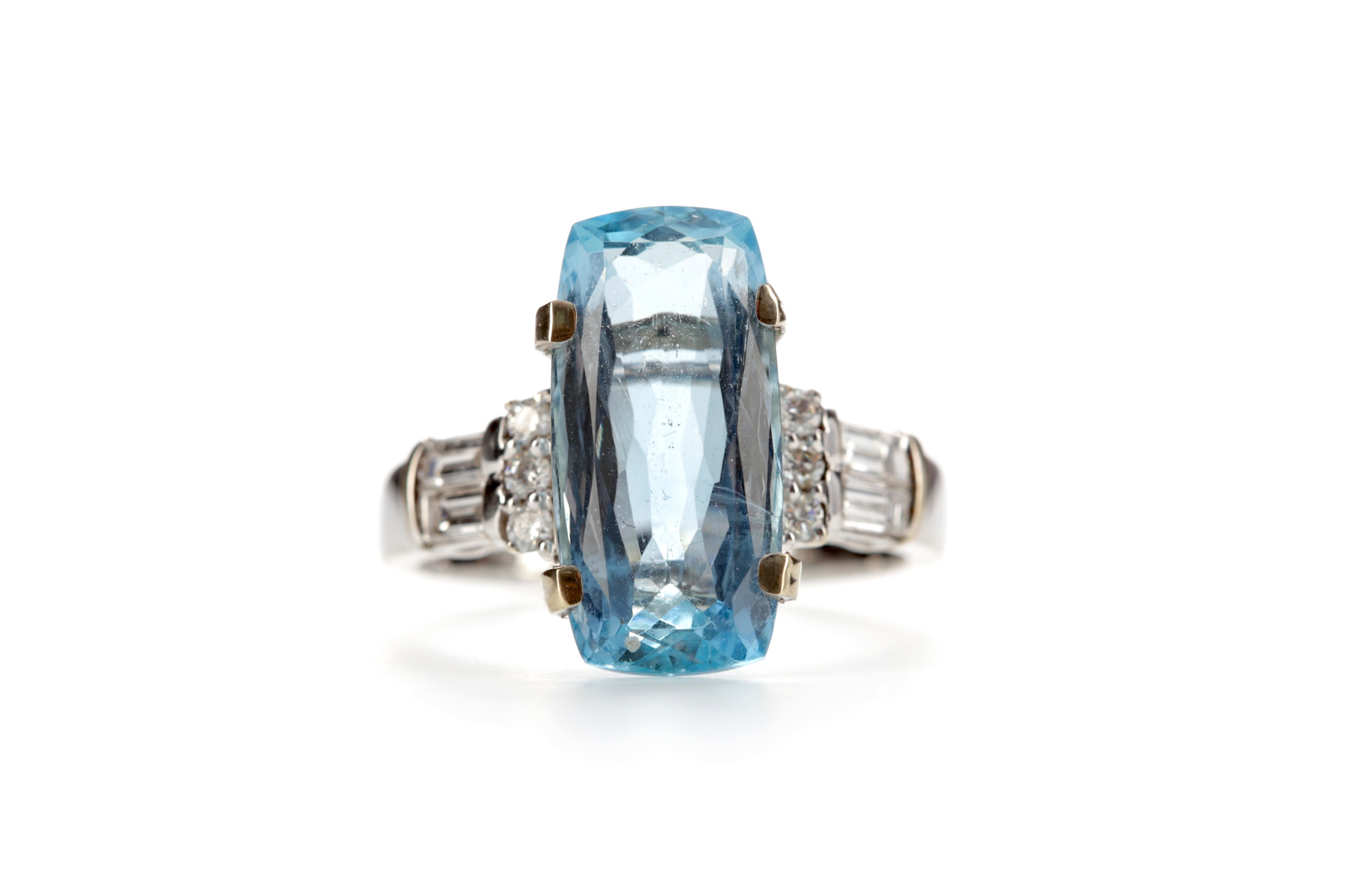 AN AQUAMARINE AND DIAMOND RING