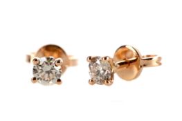 A PAIR OF DIAMOND STUD EARRINGS