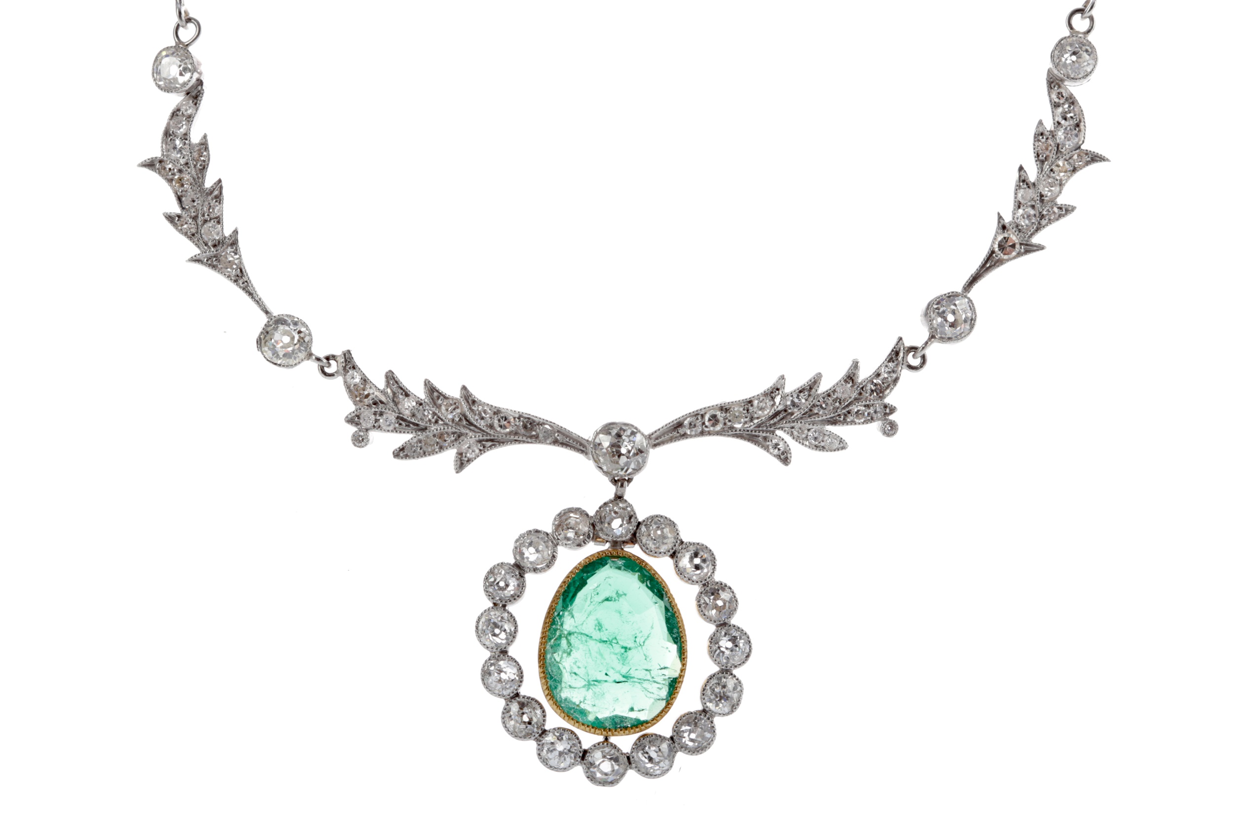 AN EMERALD AND DIAMOND NECKLET