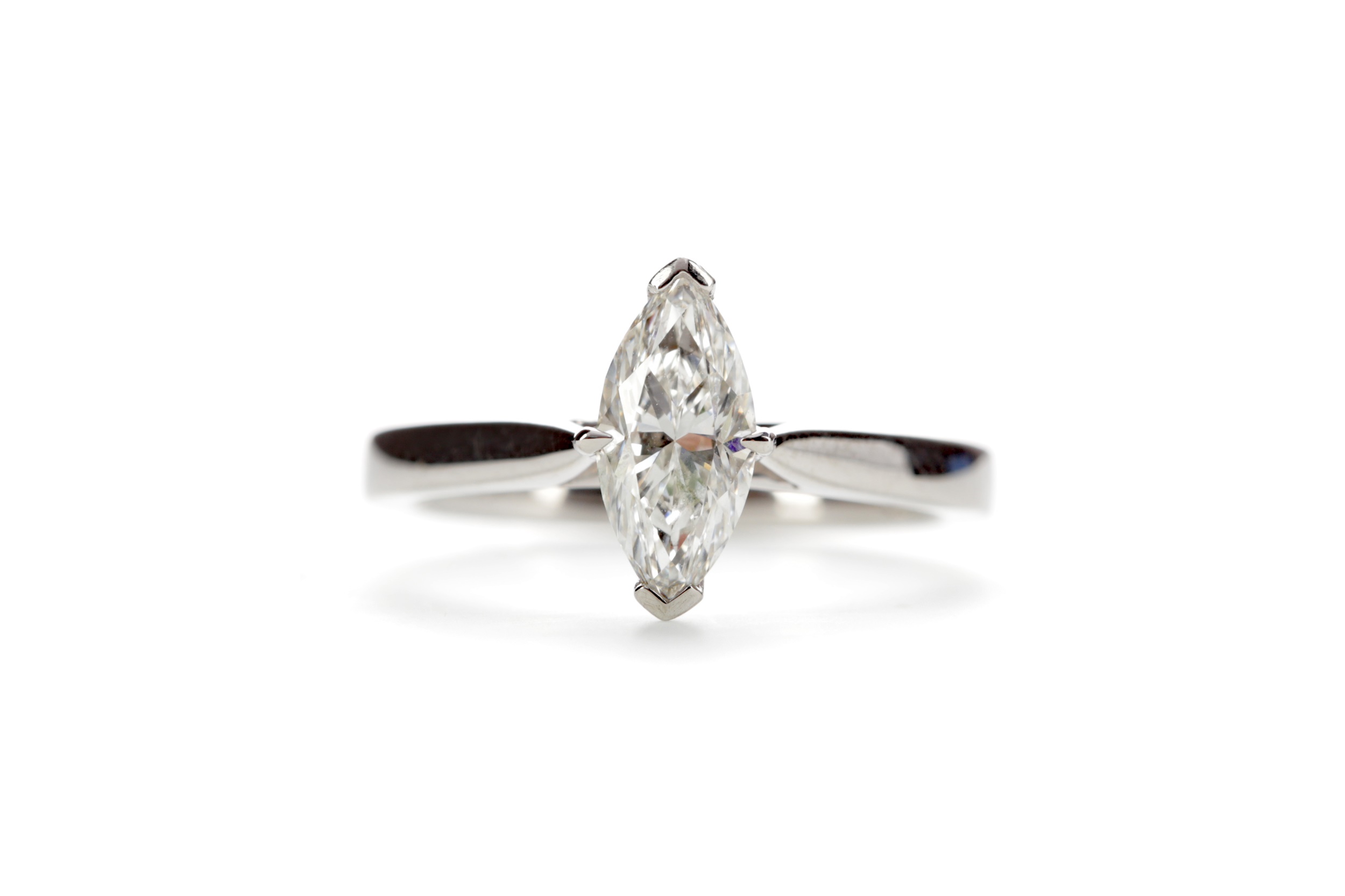 A GIA CERTIFICATED DIAMOND SOLITAIRE RING
