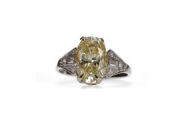 A CERTIFCATED YELLOW DIAMOND RING